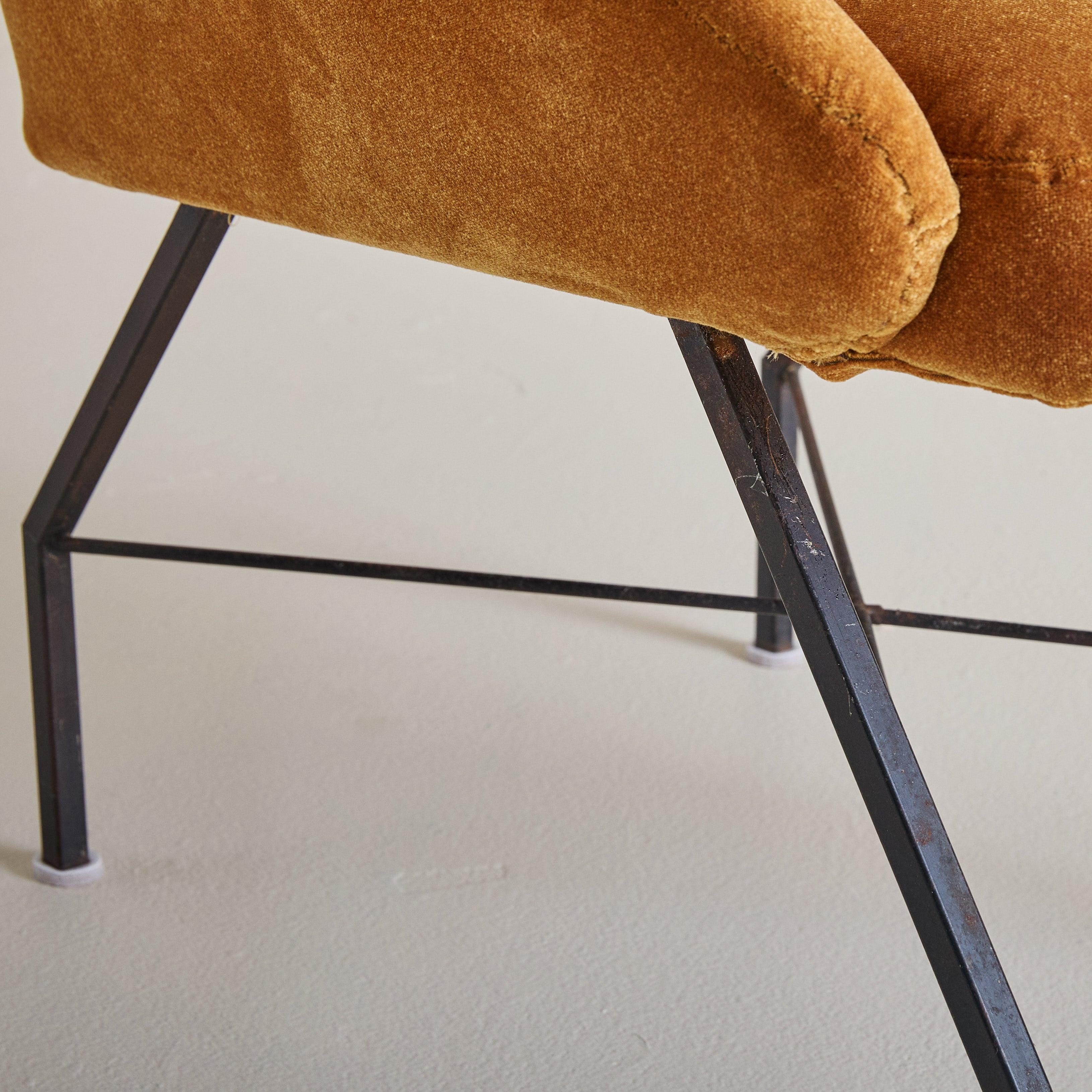 Italian Velvet Lounge Chair Attributed to Augusto Bozzi for Saporiti Italia en venta 2