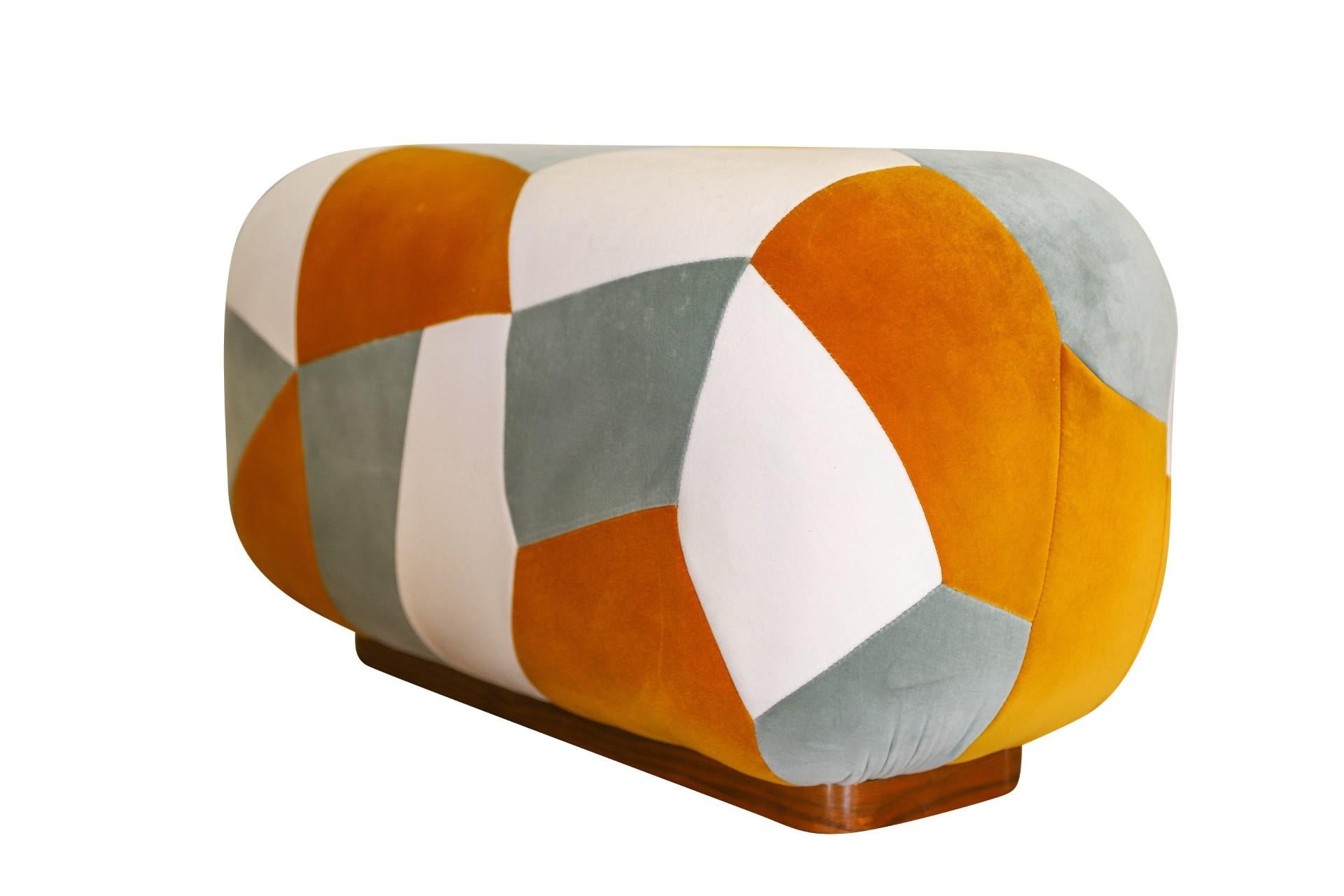 Questo pouf personalizzato è realizzato in tessuto di velluto italiano e con una base in noce lucidata a specchio. È un pezzo assolutamente stupefacente e realizzato con bellissimi dettagli. 