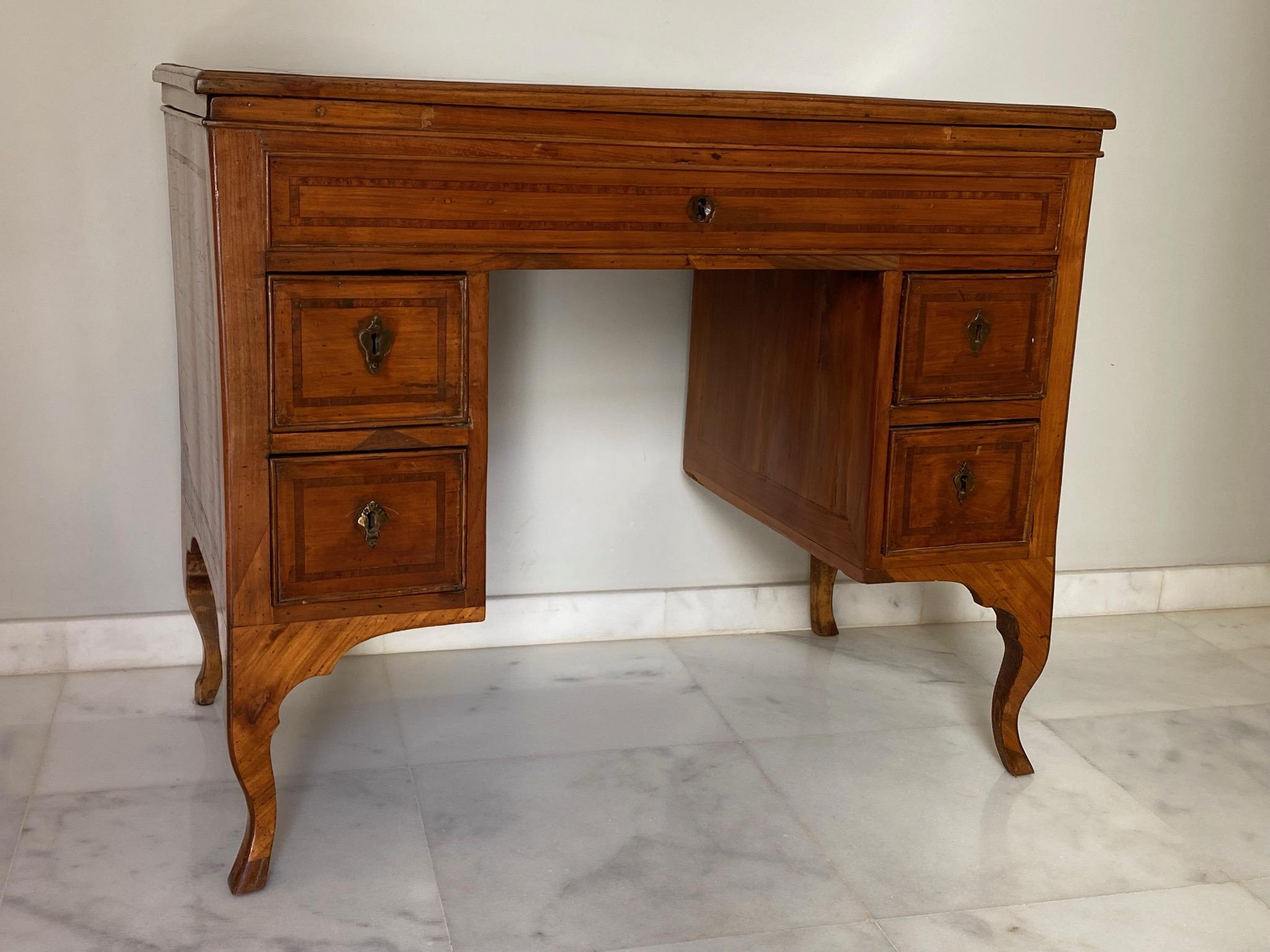 Italian Venetian 18th century lady's desk, Circa 1770

An Italian Neoclassical Venetian center room desk finished on all four sides. The surface is walnut veneered, sliding top with secret drawers inside and four front drawers on cabriolet