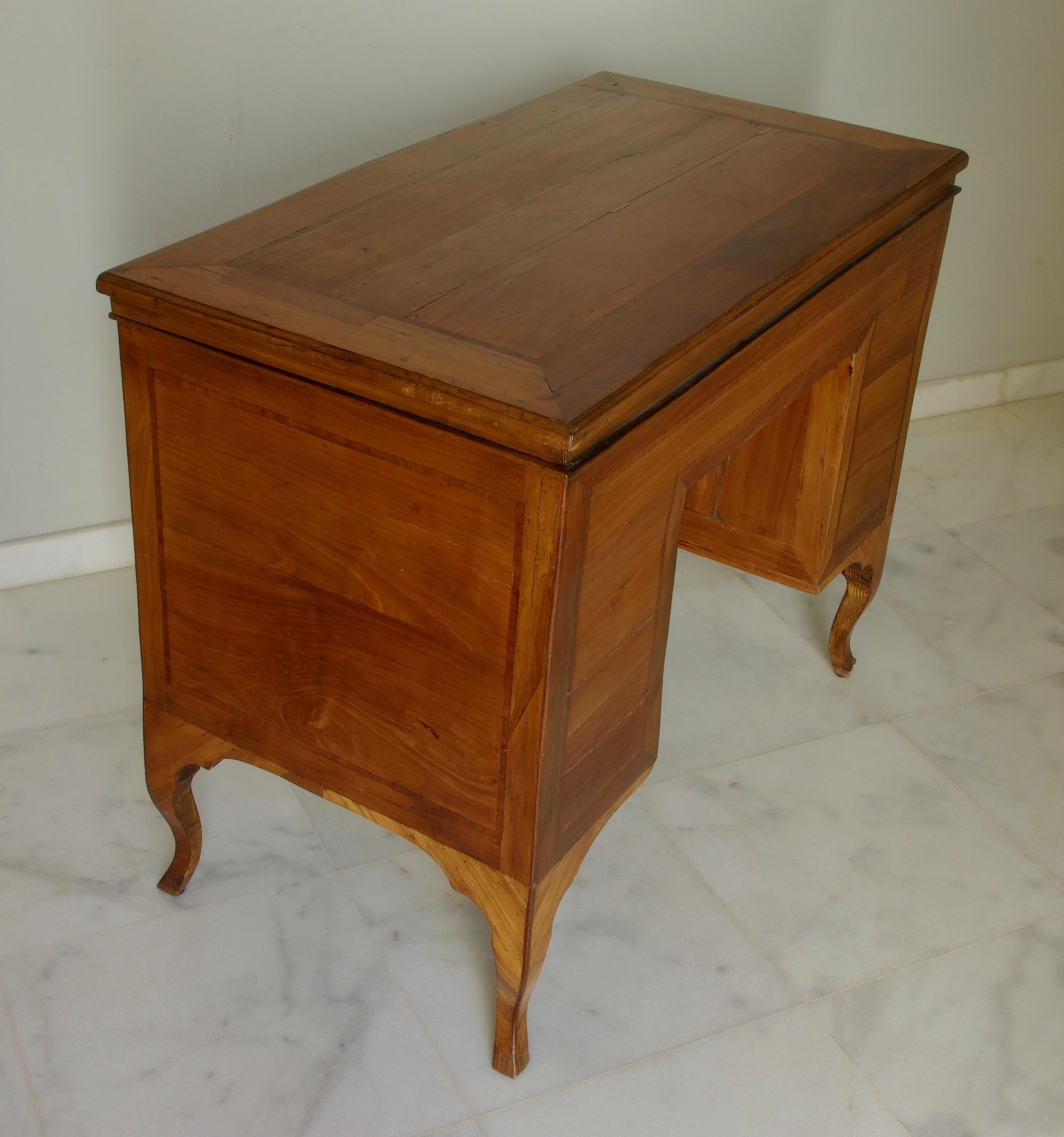 Walnut Italian Venetian 18th Century Lady's Desk, Circa 1770 For Sale