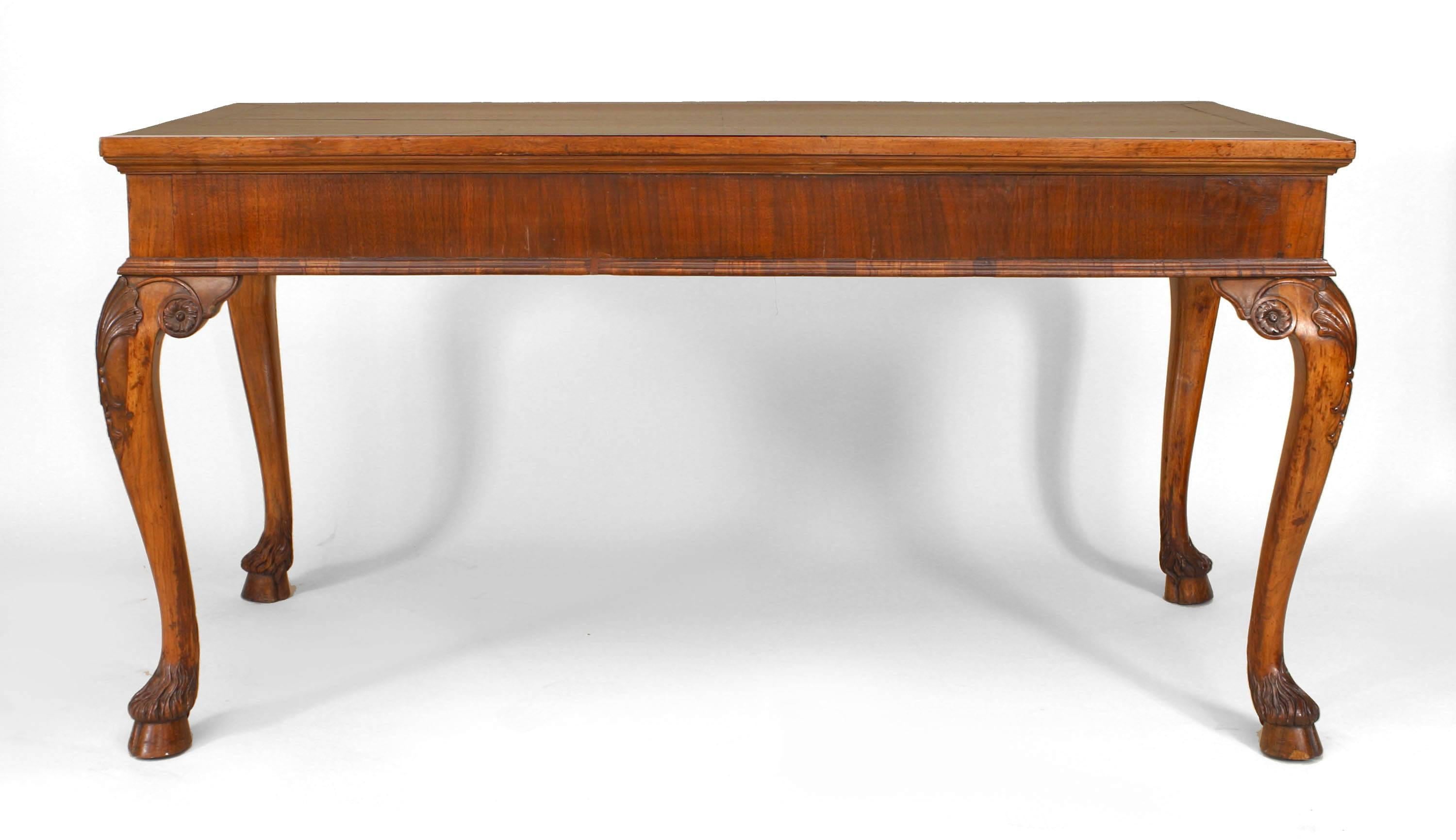 Table de centre rectangulaire en placage de bois d'olivier, de style vénitien italien (XIXe siècle), avec des pieds cabriole se terminant par des pieds sculptés en forme de sabot.

