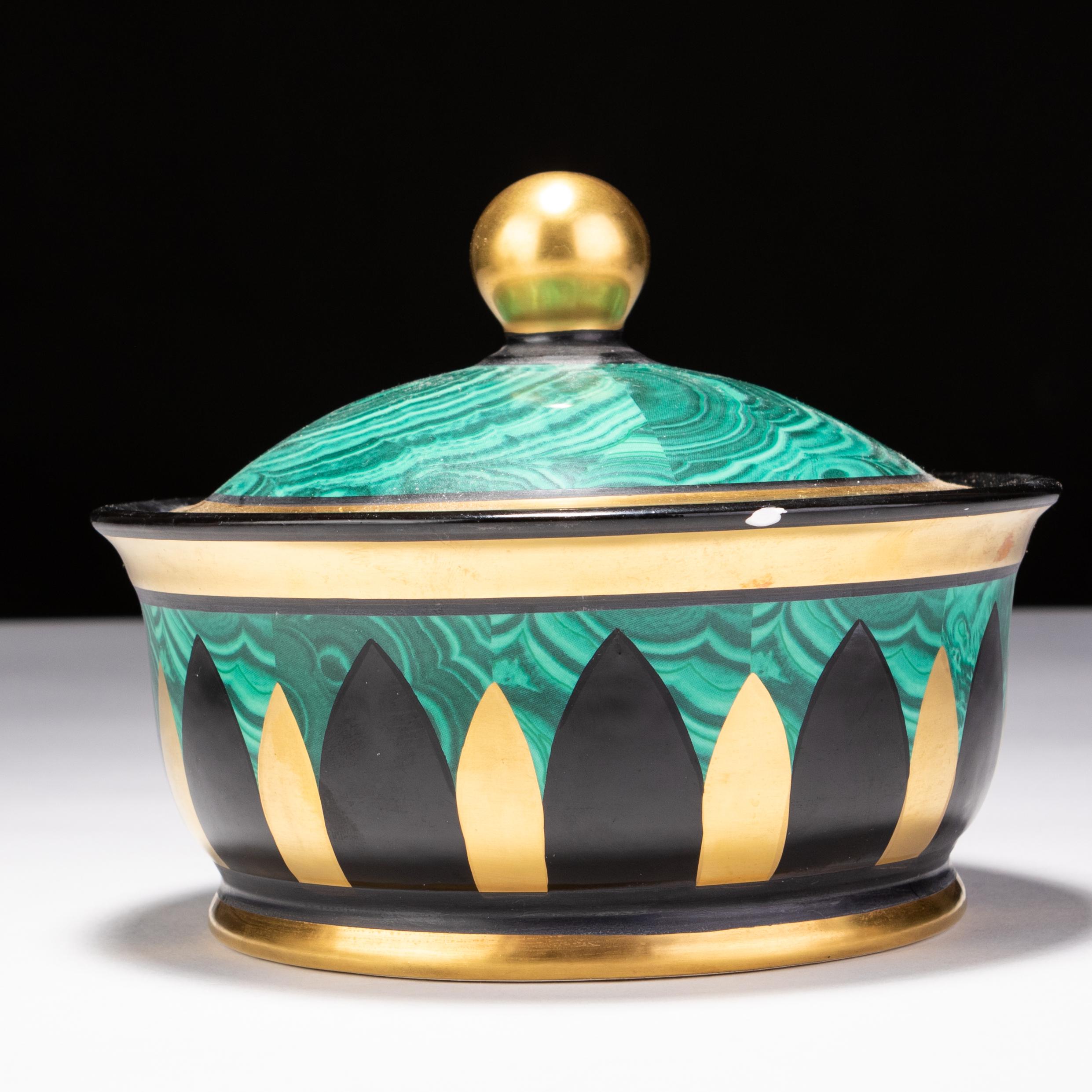 Italienische venezianische 24KT Gold Porzellan & Malachit Bonboniere Schüssel mit Deckel
Sehr guter Zustand, auf dem Sockel markiert
Aus einer privaten Sammlung
Kostenloser internationaler Versand