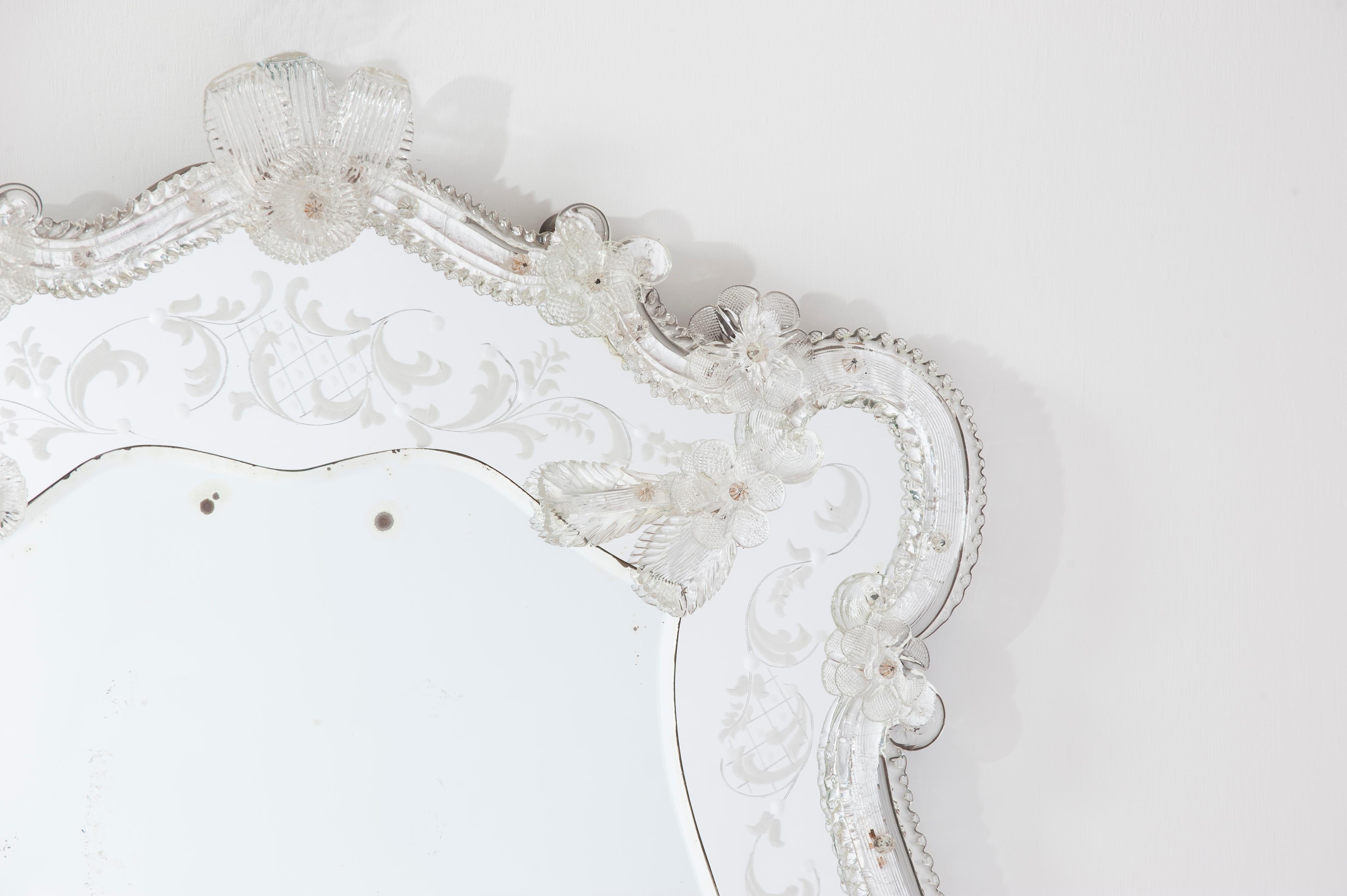 Venezianischer Spiegel aus geblasenem Murano Glas klar mit Blumen 1960er Jahre im Zustand „Hervorragend“ im Angebot in Villaverla, IT