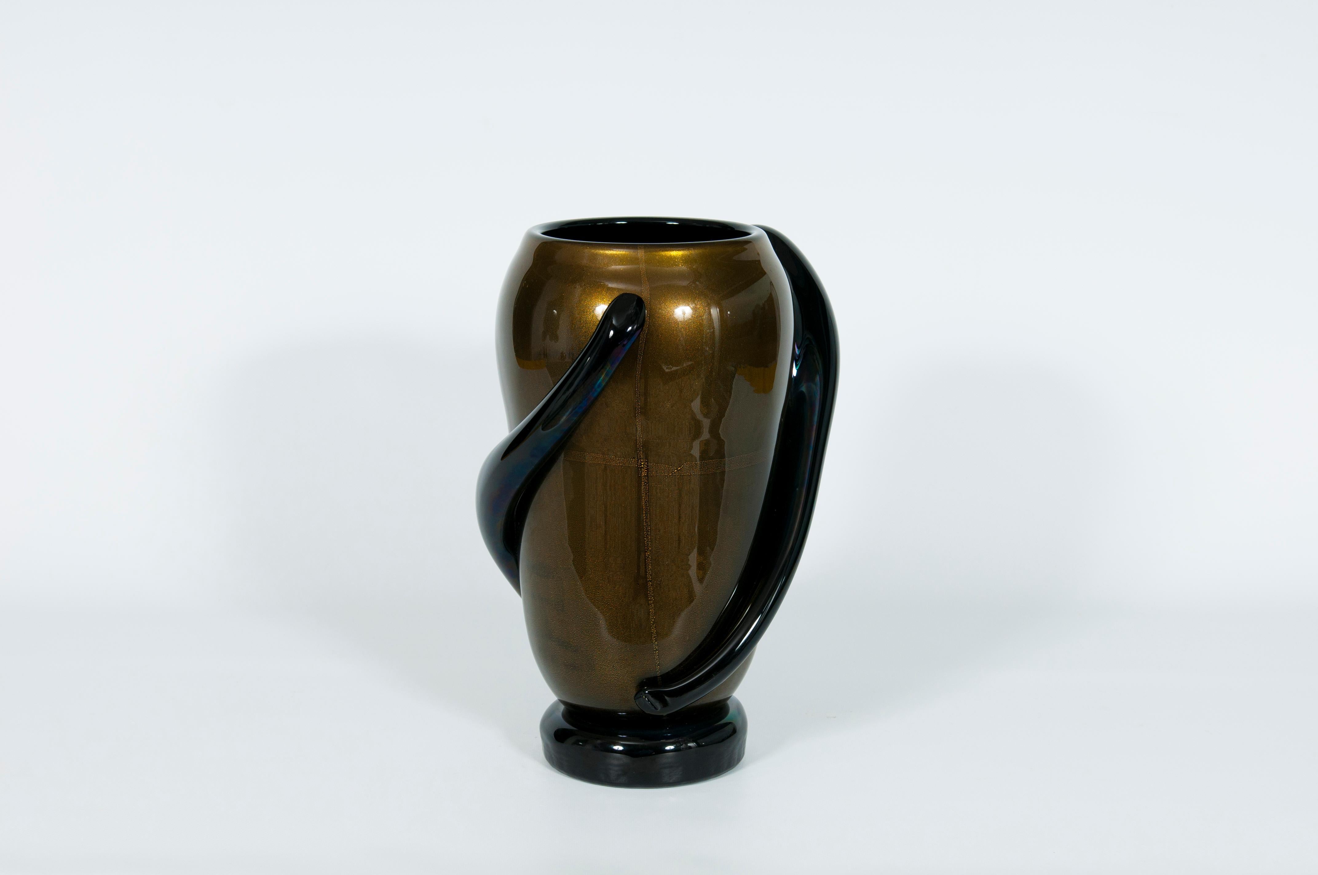 Massive and elegant Italian Venetian, Art Deco vase, blown Murano glass, black and gold 24-karat, 1980s.
This amazing portrait is entirely handcrafted in blown Murano Glass, in the Murano glass island of Venice, its manufacture is date 1980s.
This