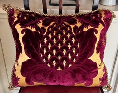 Textile de velours coupé baroque vénitien italien en guise d'oreiller sur fond de soie dorée