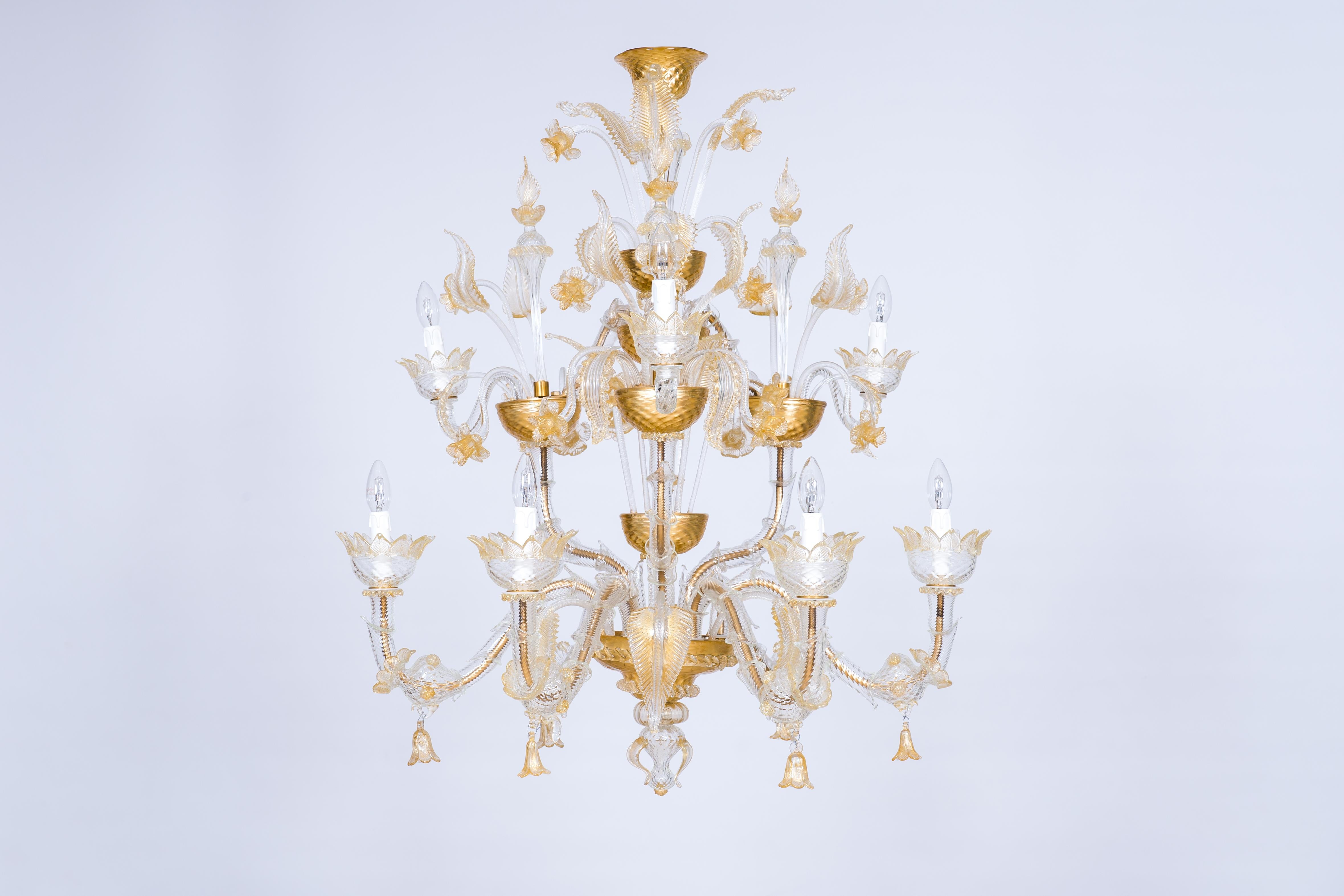 Astonished Italian Venetian Ca' Rezzonico chandelier in blown Murano glass, gold, 1950s.
Elegant Italian Ca' Rezzonico chandelier in blown Murano glass transparent and gold, composed by arms lower and higher, leaves, flowers in the upper gardens