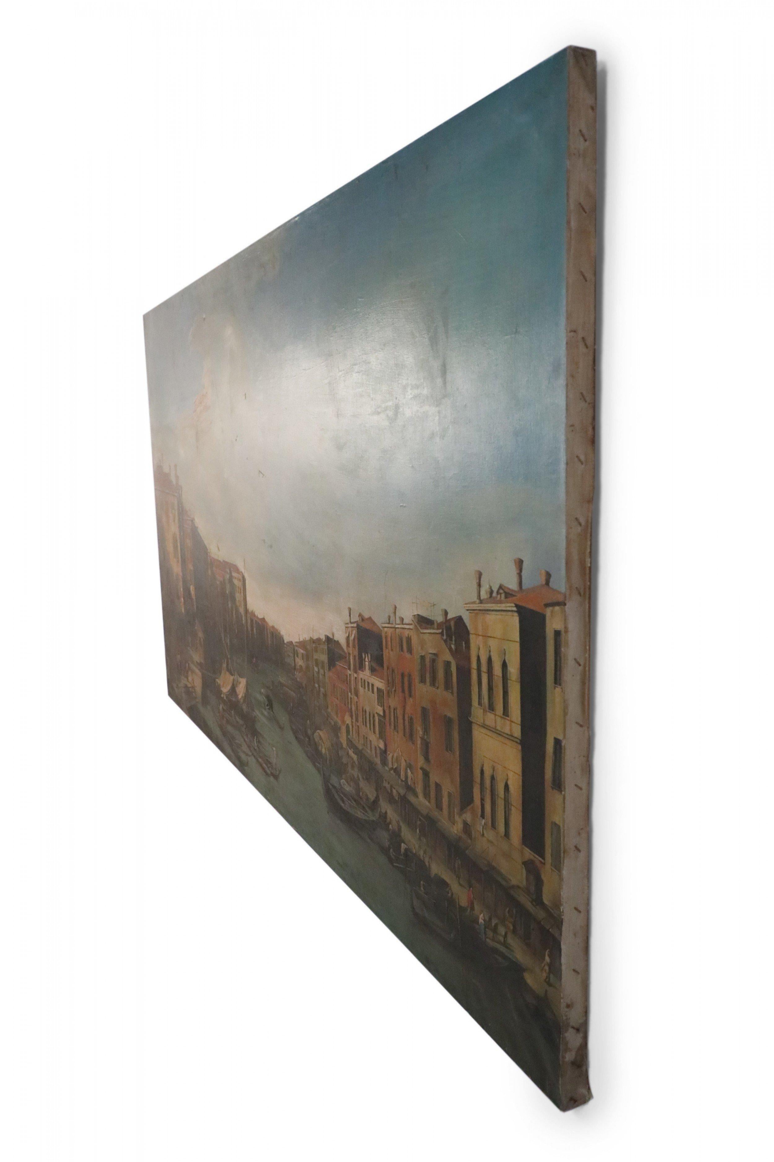 Dipinto in stile veneziano (XX secolo) che raffigura un canale centrale che attraversa un villaggio italiano, avvolto da una luce dorata e animato da figure in movimento, sotto un cielo azzurro. Dipinto su tela rettangolare senza cornice.

Piccole