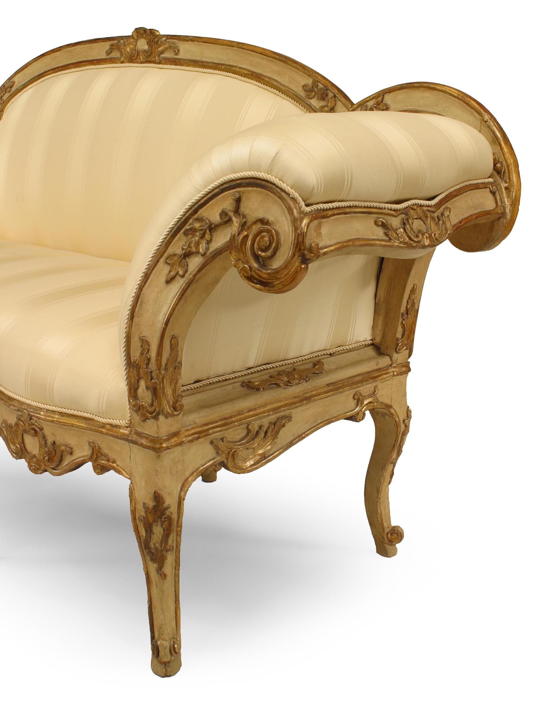 Italian Venetian Carved Floral Settee In Good Condition For Sale In New York, NY