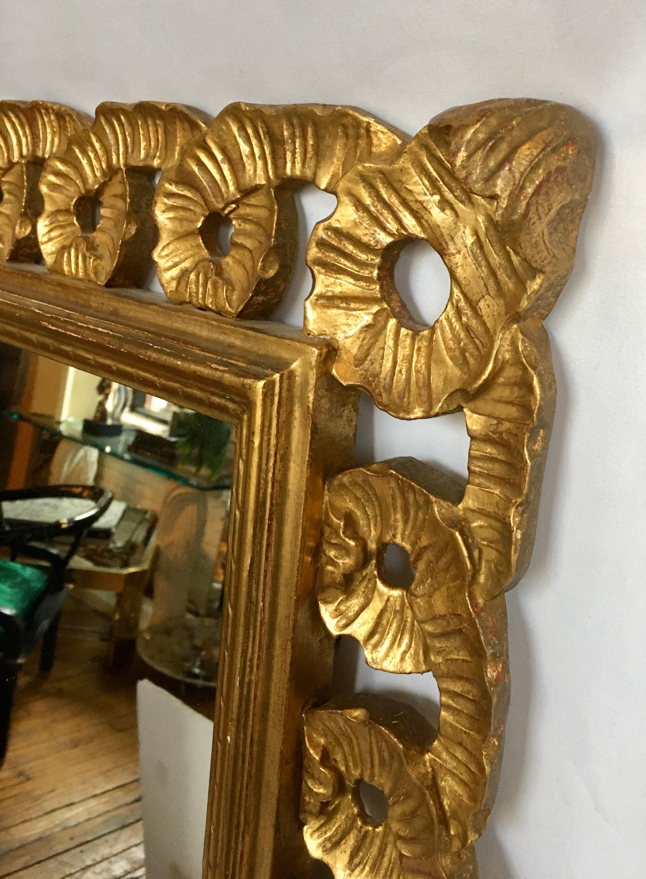 Italian Venetian Carved Gesso Giltwood Scalloped Ribbon Loop Wall Mirror In Good Condition In Lambertville, NJ