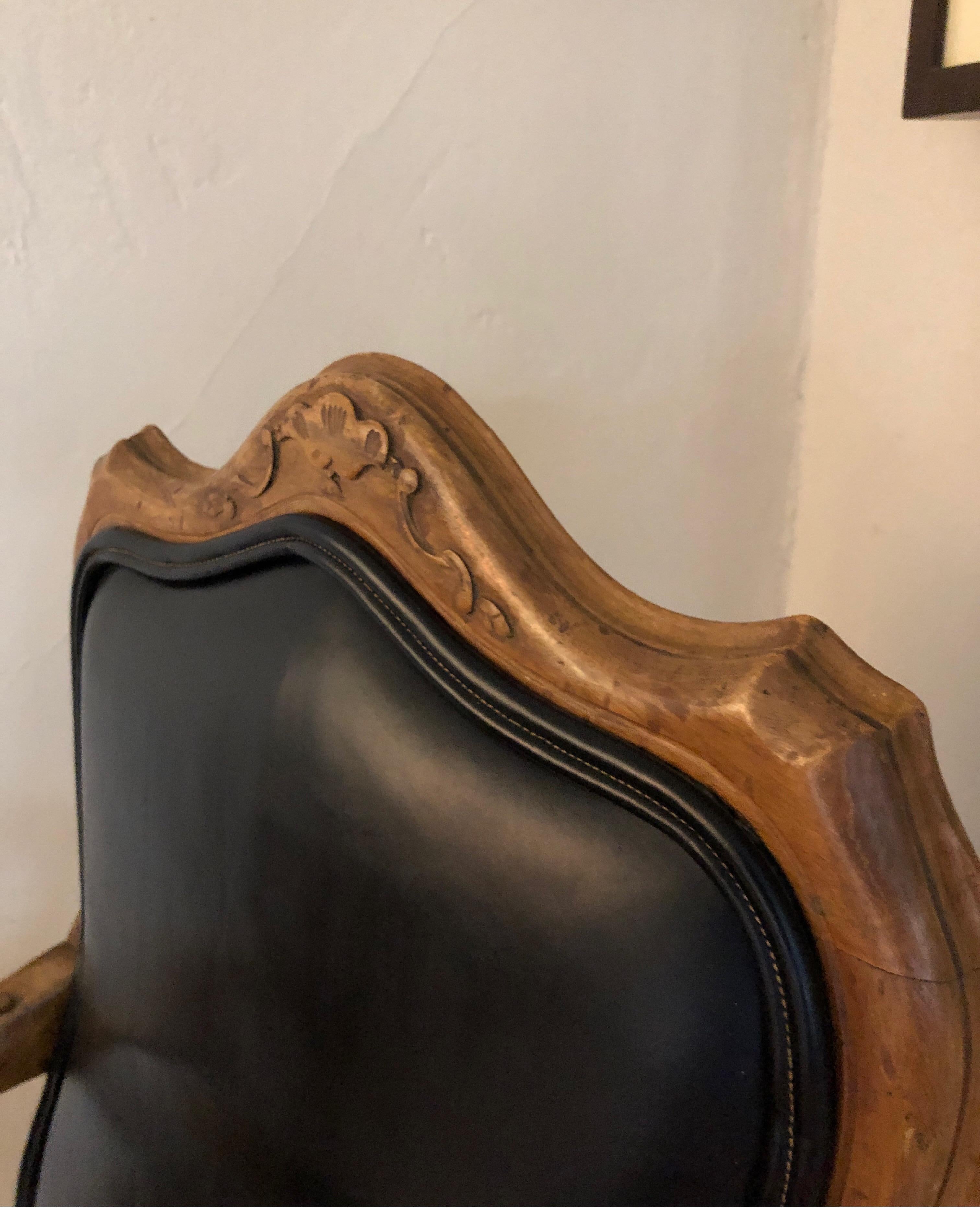Italian Venetian Carved Louis XV Armchair In Good Condition For Sale In Los Angeles, CA