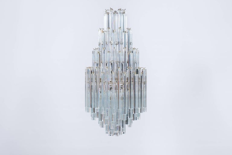 Italian Venetian chandelier, in blown Murano glass triedro transparent, 1970s. Elegant, handcrafted chandelier attributed to Venini. It is a portrait due to its unique shape as a fountain. The composition is done by transparent Triedo elements, in