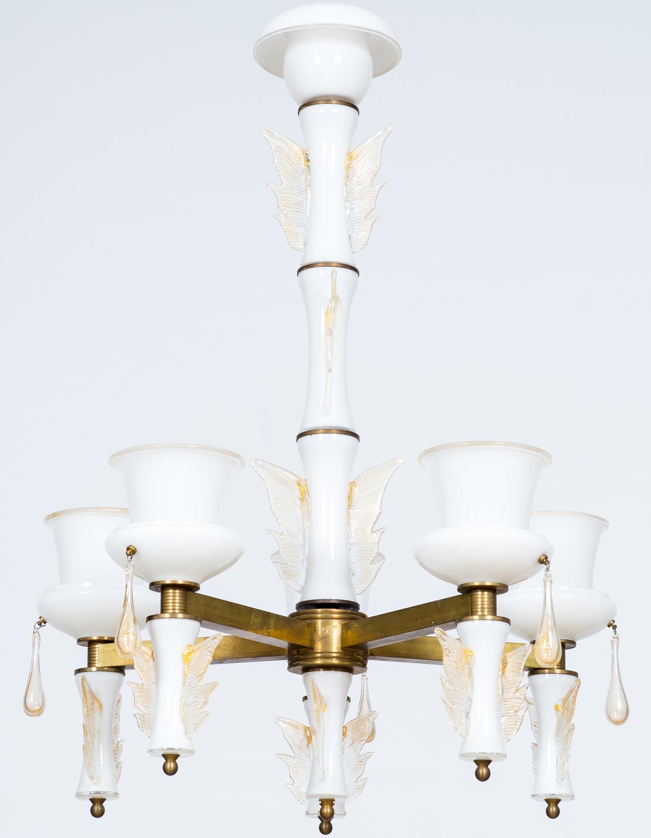 Elegant and unique, Italian Venetian, chandelier, blown Murano glass, white and brass, De Majo, 1970s.
This masterpiece is composed by an handcrafted brass framework having the shape of a star, where five beautiful white Murano glass bowls with
