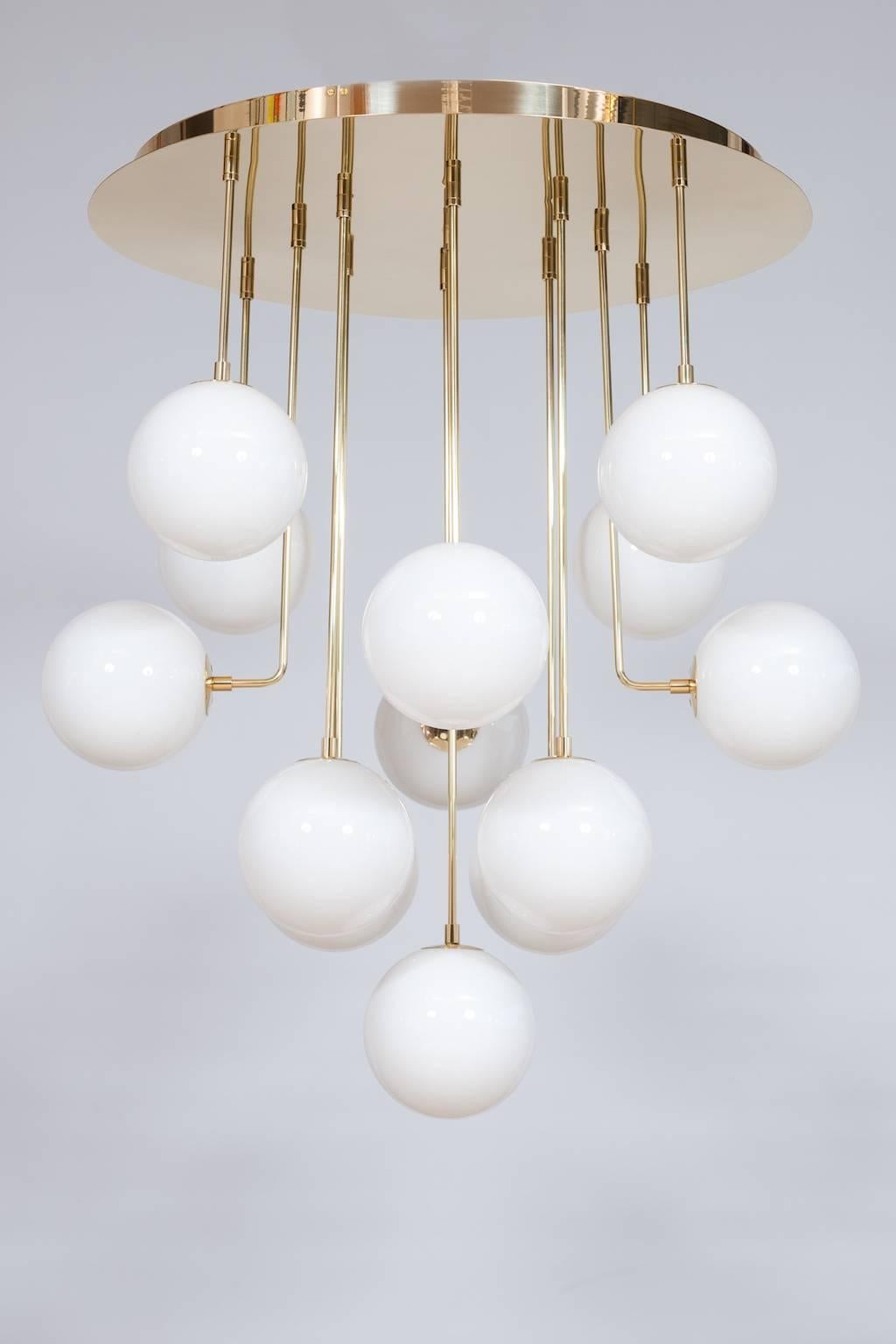Glimmering Gold Suspension milk-white Spheres Murano Glass Customizable Italy.
This exquisite and customizable suspension fixture, entirely handcrafted in blown Murano glass and brass, embodies the elegance and artistry of contemporary Italian