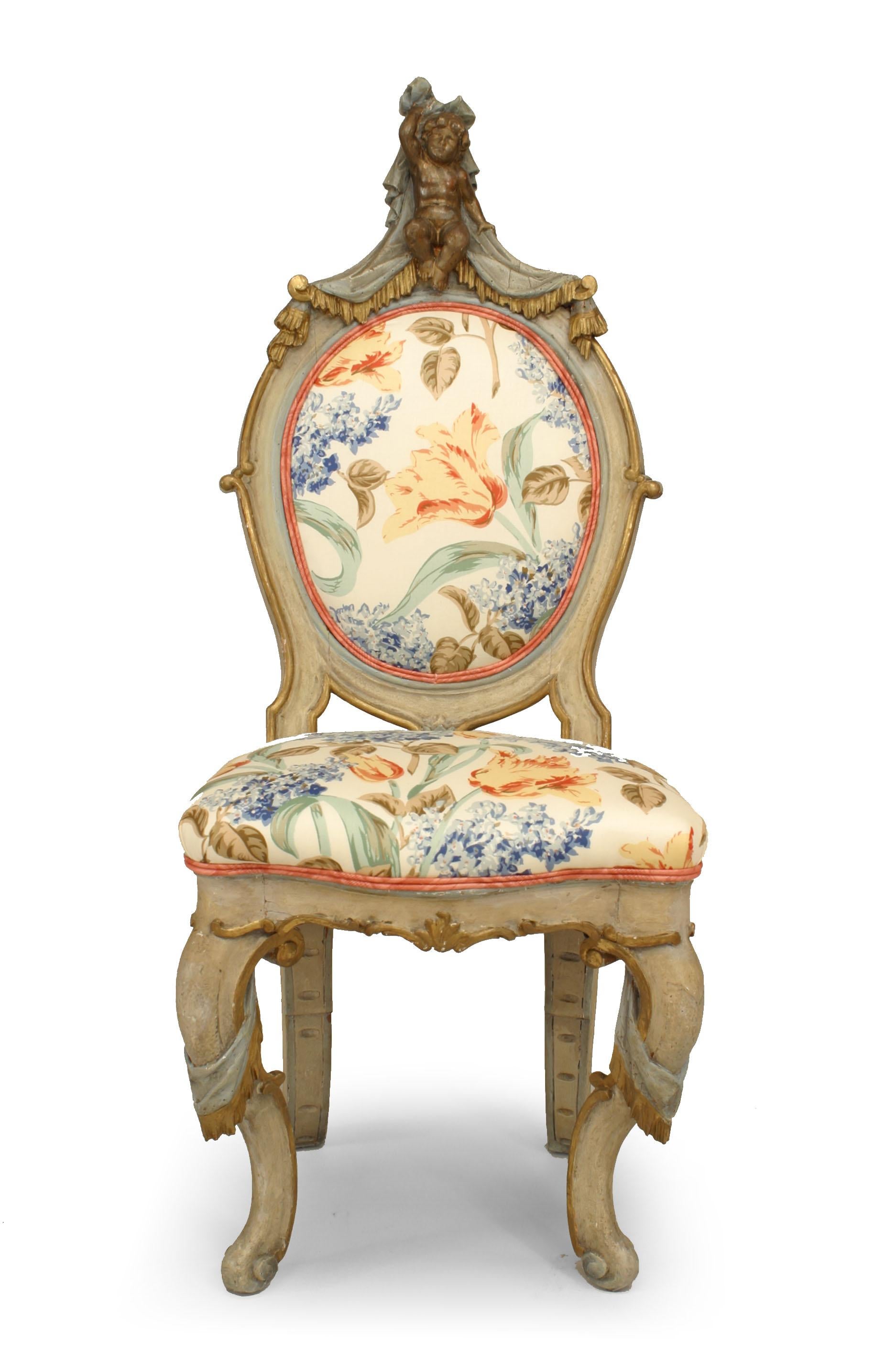 Paire de chaises d'appoint de style vénitien italien du XIXe siècle, peintes en blanc et bleu et garnies de dorures, avec dossier sculpté de drapeaux et de cupidons.