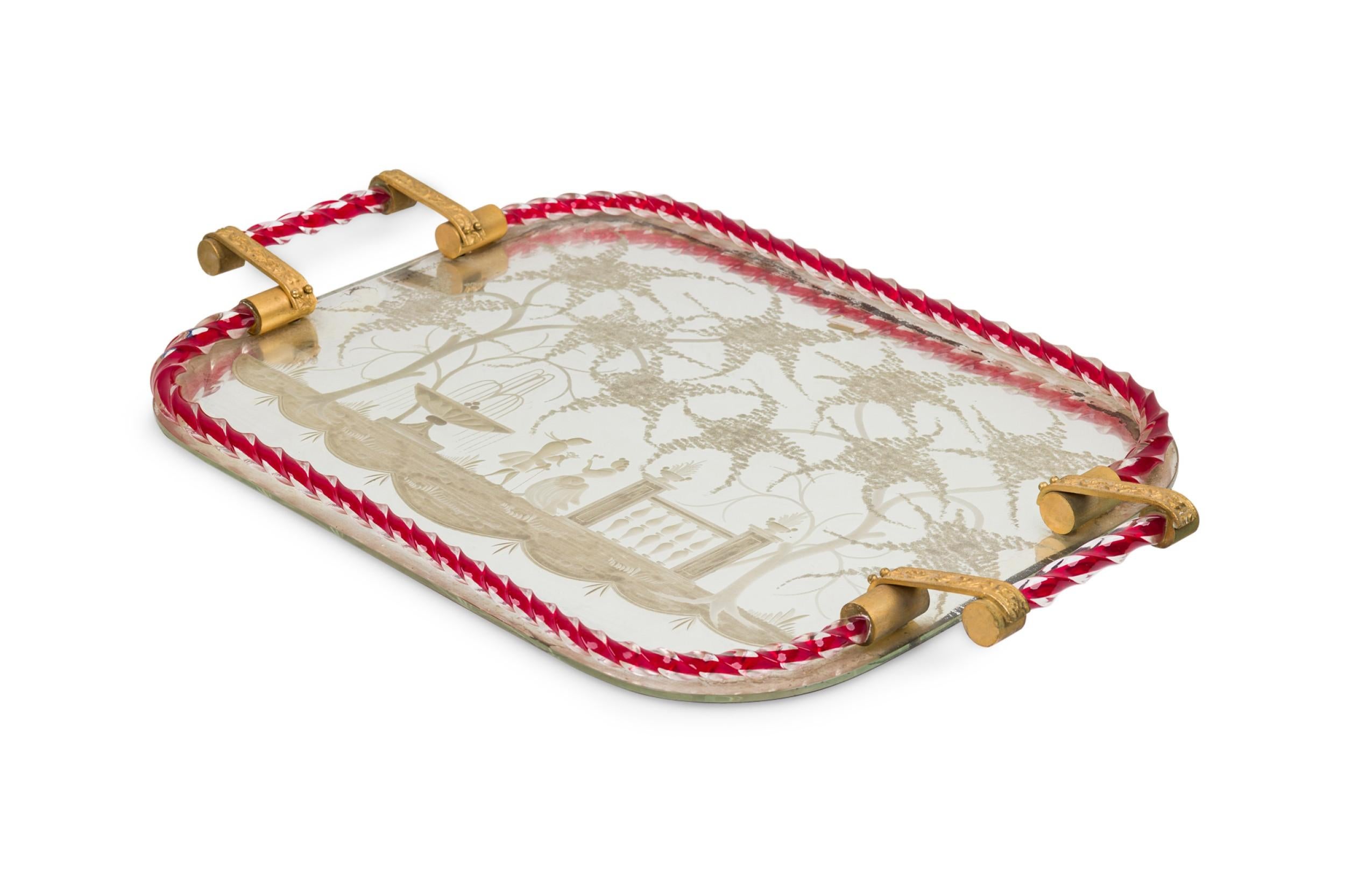 Bandeja de tocador veneciana italiana (años 50) de cristal espejado y forma rectangular redondeada, con una escena de cortejo grabada con asas en relieve de bronce dorado, marco de cristal rayado en forma de cuerda, parte posterior protectora de