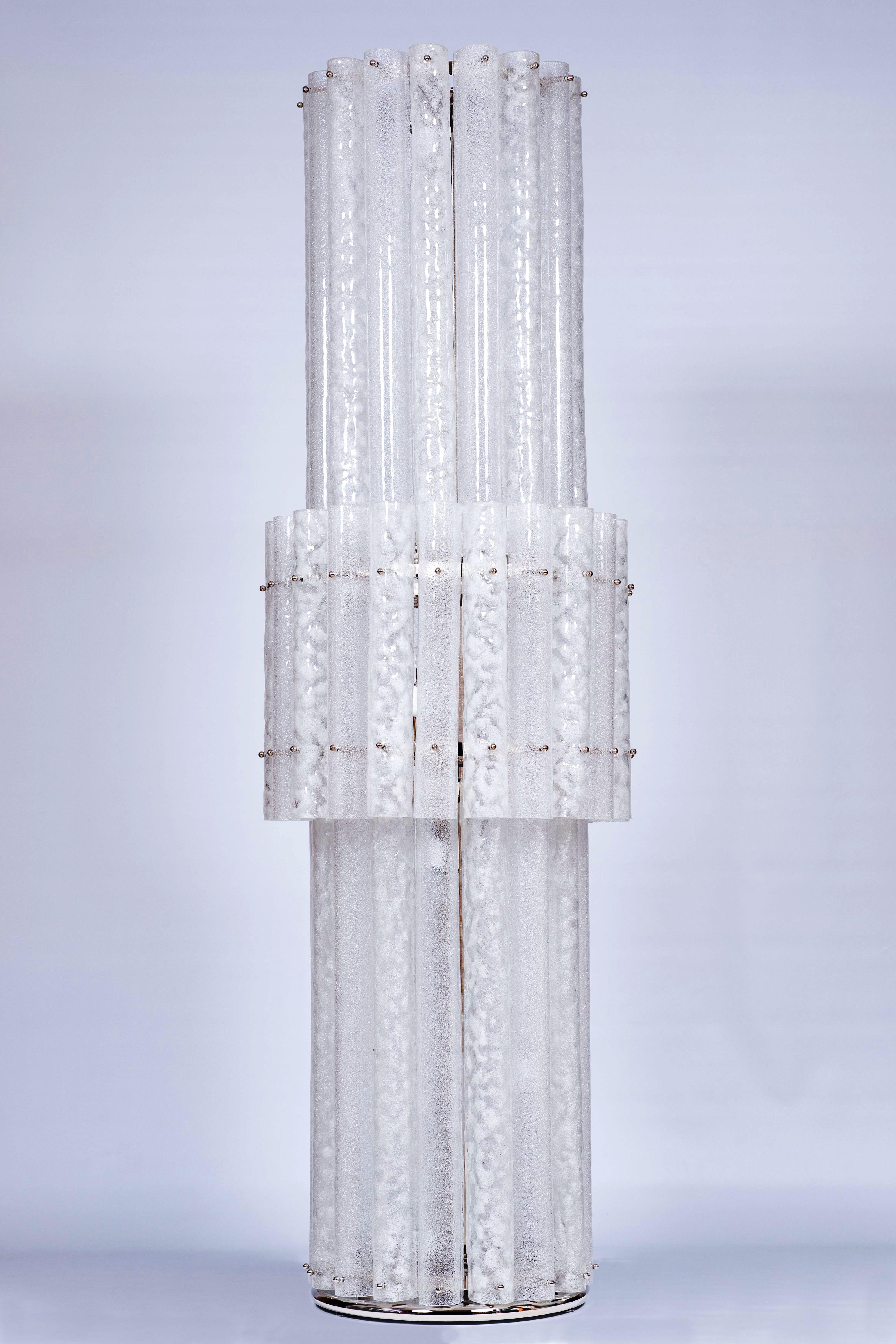 Grandiose lampadaire monumental en verre de Murano aux couleurs variées et à la texture granuleuse Italie, contemporain, 21e siècle.
Ce lampadaire monumental est un chef-d'œuvre époustouflant, entièrement fabriqué à la main en verre soufflé de