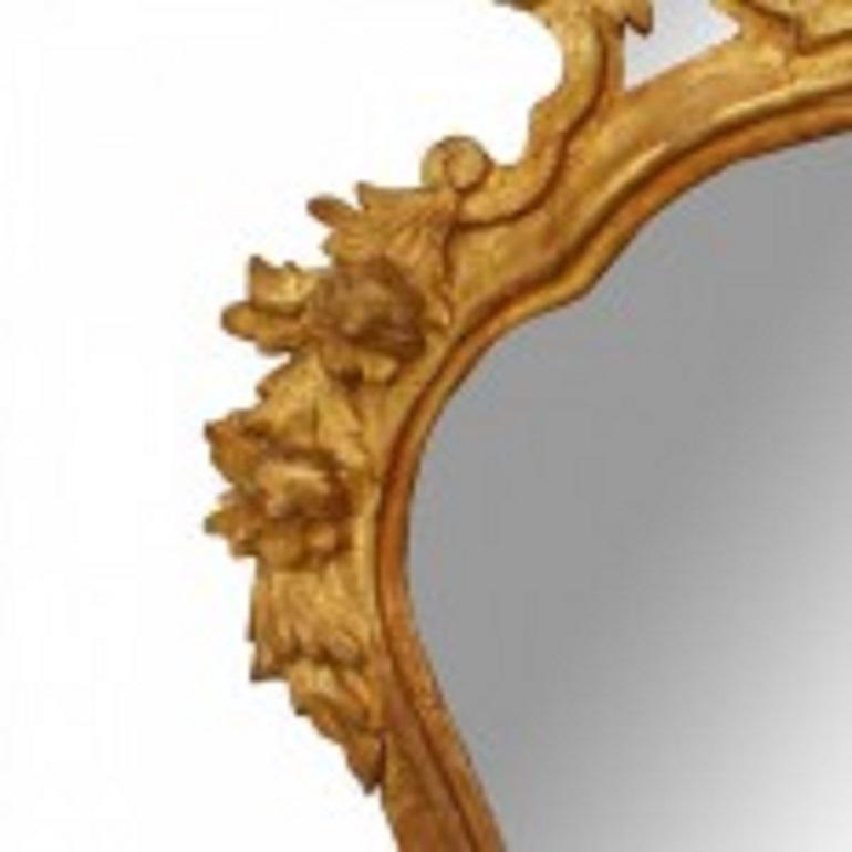 Miroir mural vertical en bois doré vénitien italien avec détail de volute sculpté et corniche avec insert de miroir, 18e-19e siècle.
 