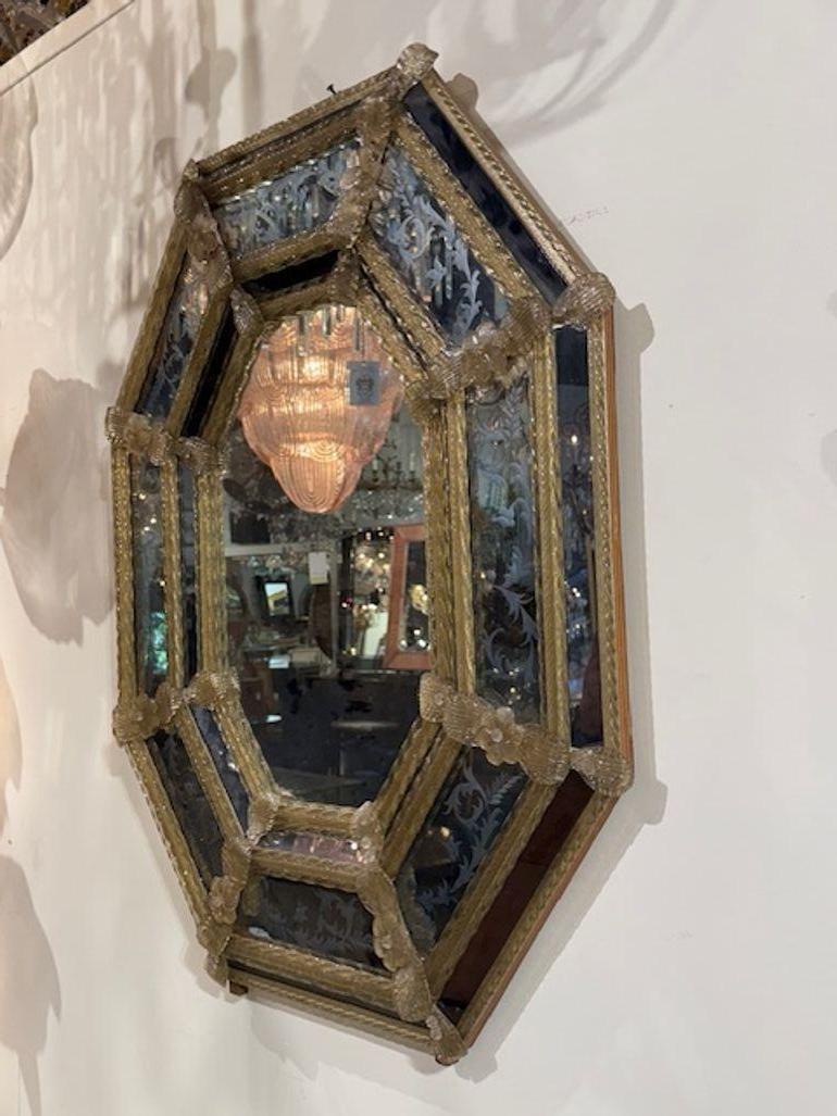 Specchio ottagonale in vetro acidato italiano dei primi del Novecento. Circa 1940. 26,5 l x 36,5 h 