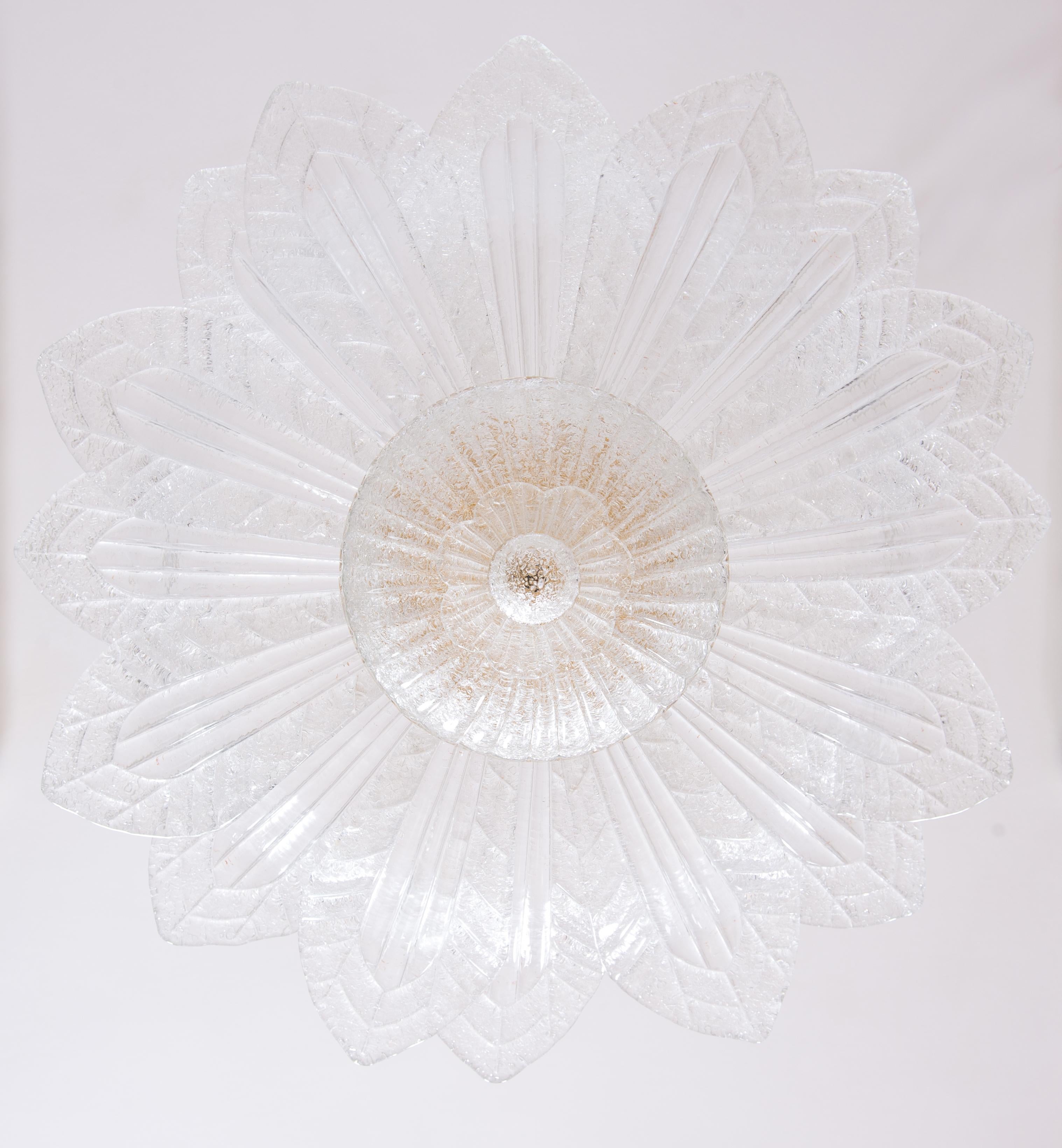 Elegant Leaves Motif Flush Mount clear color in Grit Murano Glass 1990s Italy For Sale 6