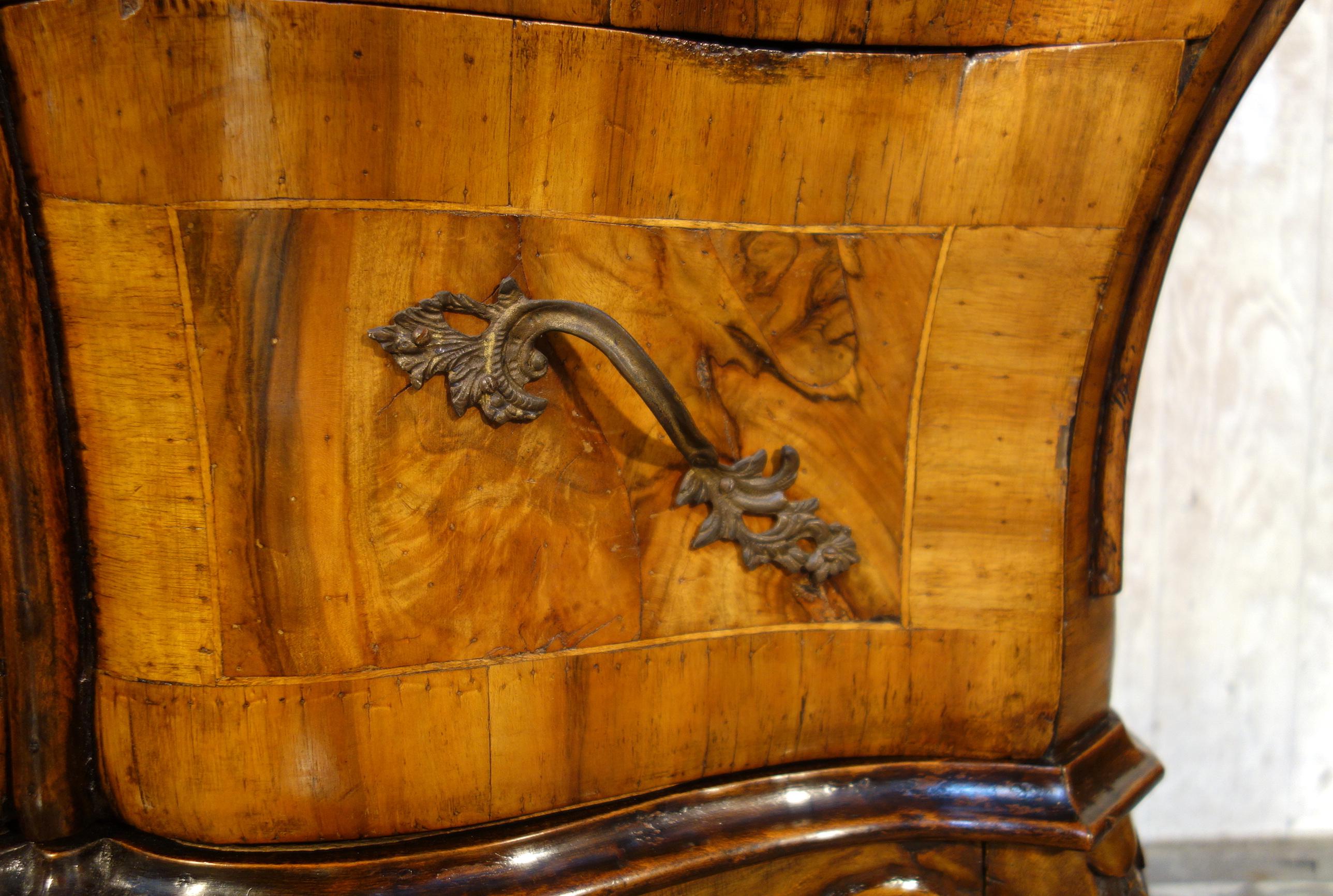 Italian Venetian Louis XIV Rococo Walnut Burl Veneer Credenza circa 1880 For Sale 10