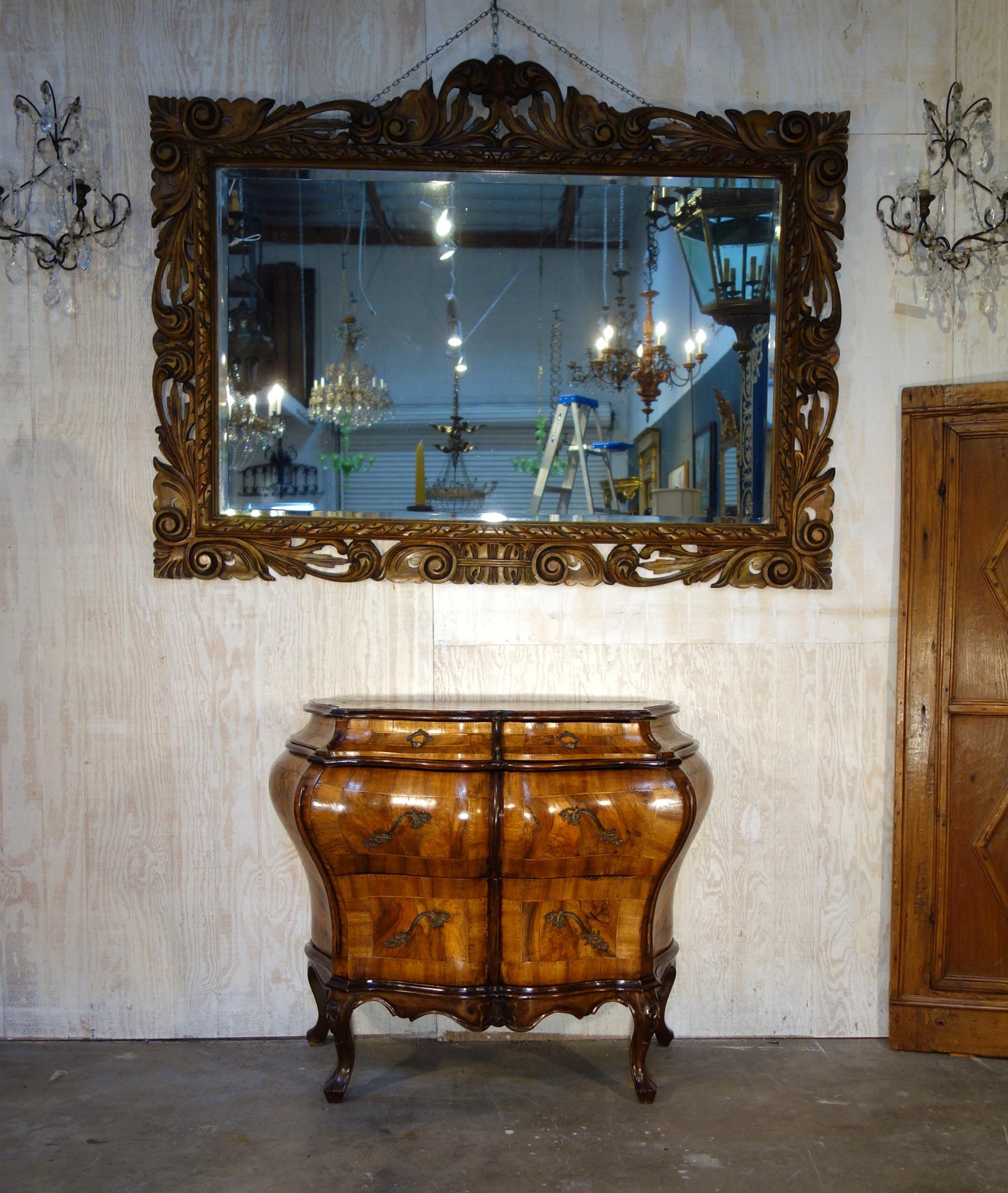 Italian Venetian Louis XIV Rococo Walnut Burl Veneer Credenza, circa 1880.
Lovely and striking two-tone serpentine shaped credenzino commode of carved walnut solids, gorgeous matching burled veneers and inlays, featuring 1 upper smaller and 2 larger