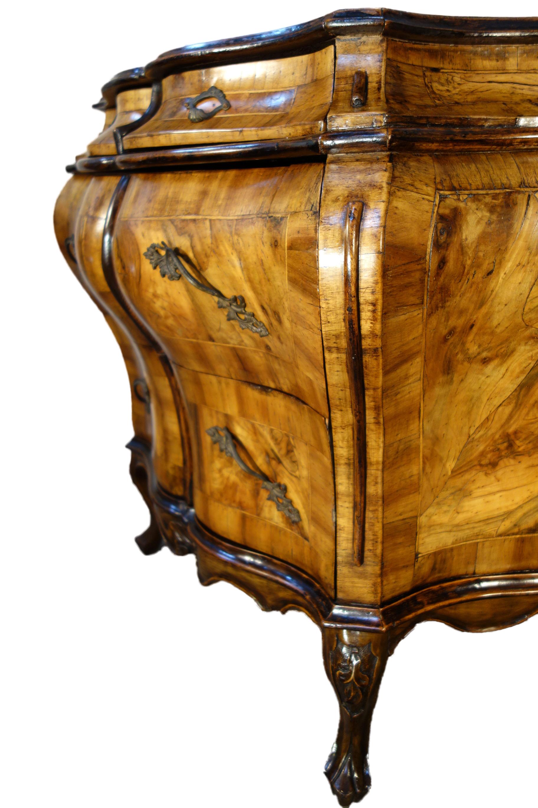 Italian Venetian Louis XIV Rococo Walnut Burl Veneer Credenza circa 1880 For Sale 2