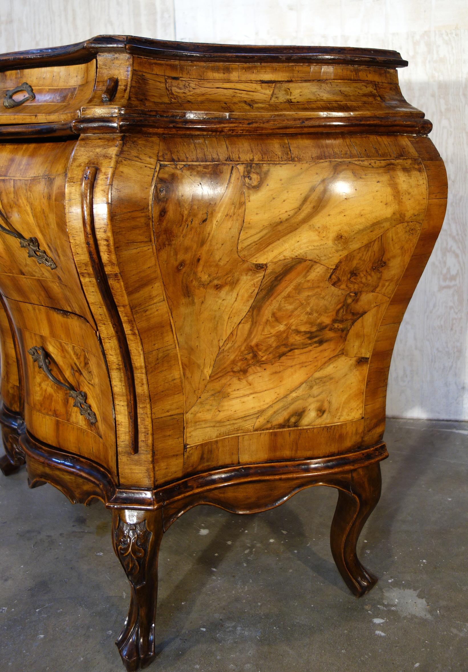 Italian Venetian Louis XIV Rococo Walnut Burl Veneer Credenza circa 1880 For Sale 3