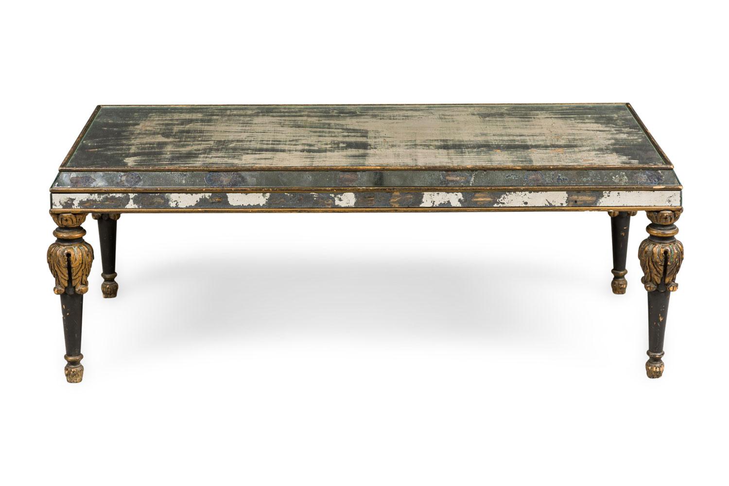 Mesa de centro rectangular con espejo de estilo veneciano italiano (mediados del siglo XX) con adornos de madera dorada que descansa sobre patas acanaladas talladas y pintadas con motivos de hojas de acanto

Buen estado acorde con la edad y el uso
