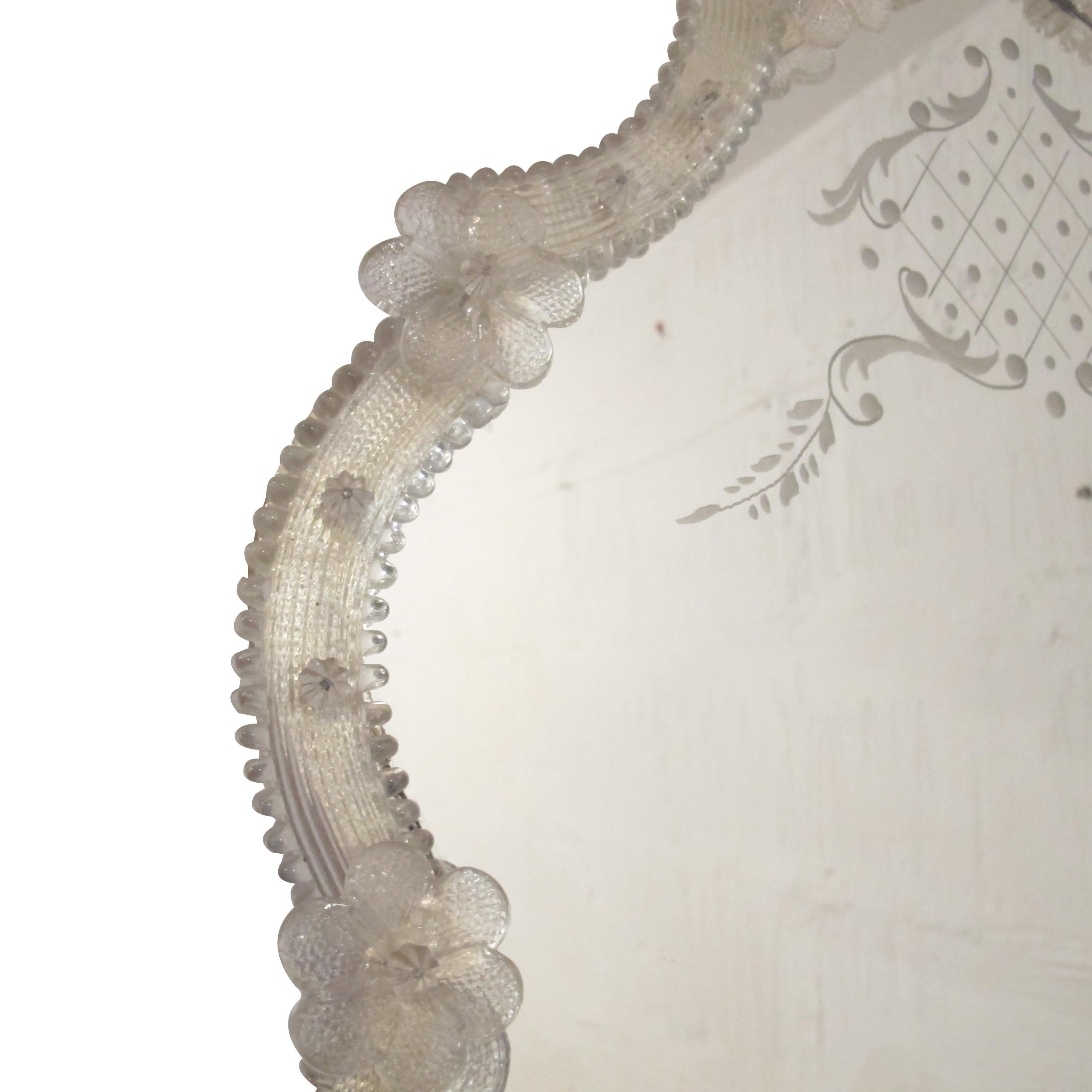 Art Déco Specchio veneziano italiano, anni '30/'40 circa, vetro acidato con dettagli floreali in vendita