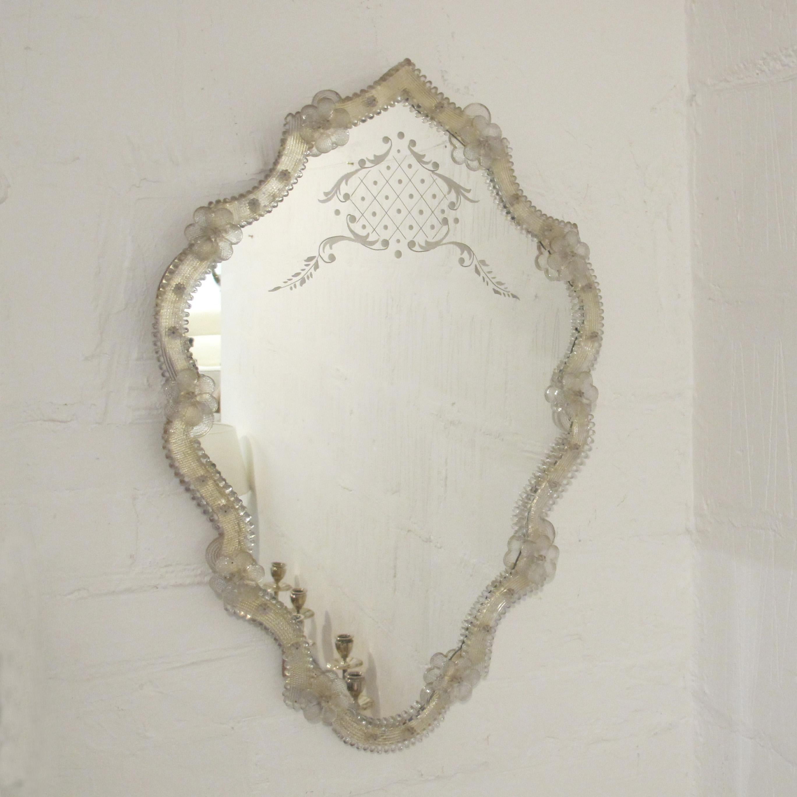 Specchio veneziano italiano, anni '30/'40 circa, vetro acidato con dettagli floreali In condizioni buone in vendita a London, GB