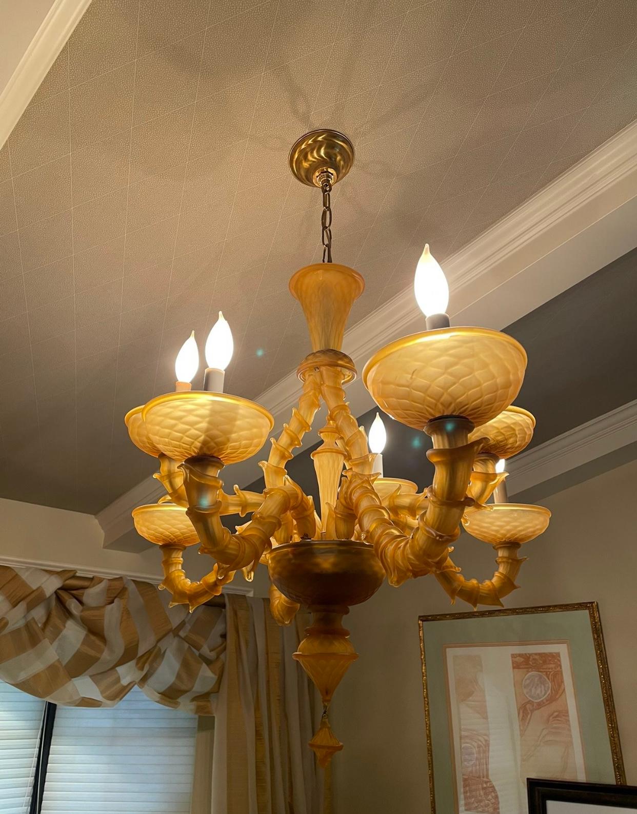 Italian Venetian Murano 1940s Frosted Tulip Fluted Amber Glass Chandelier In Excellent Condition For Sale In Fort Lauderdale, FL