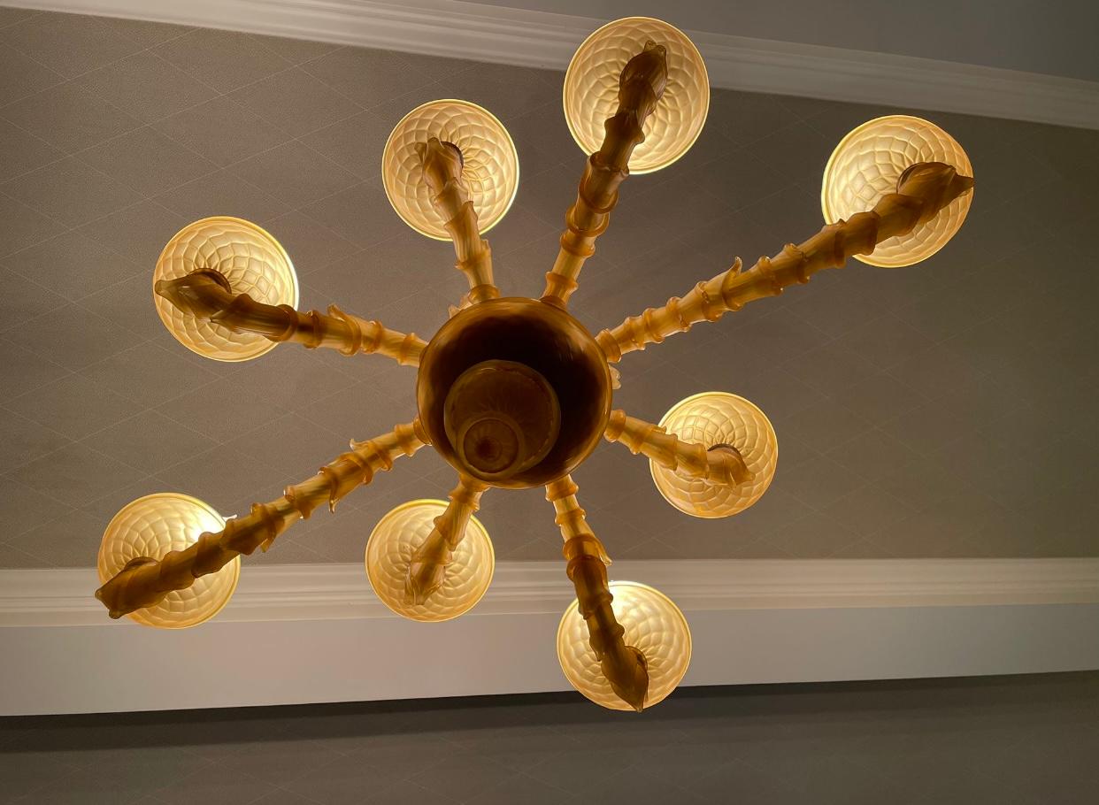 Mid-20th Century Italian Venetian Murano 1940s Frosted Tulip Fluted Amber Glass Chandelier For Sale