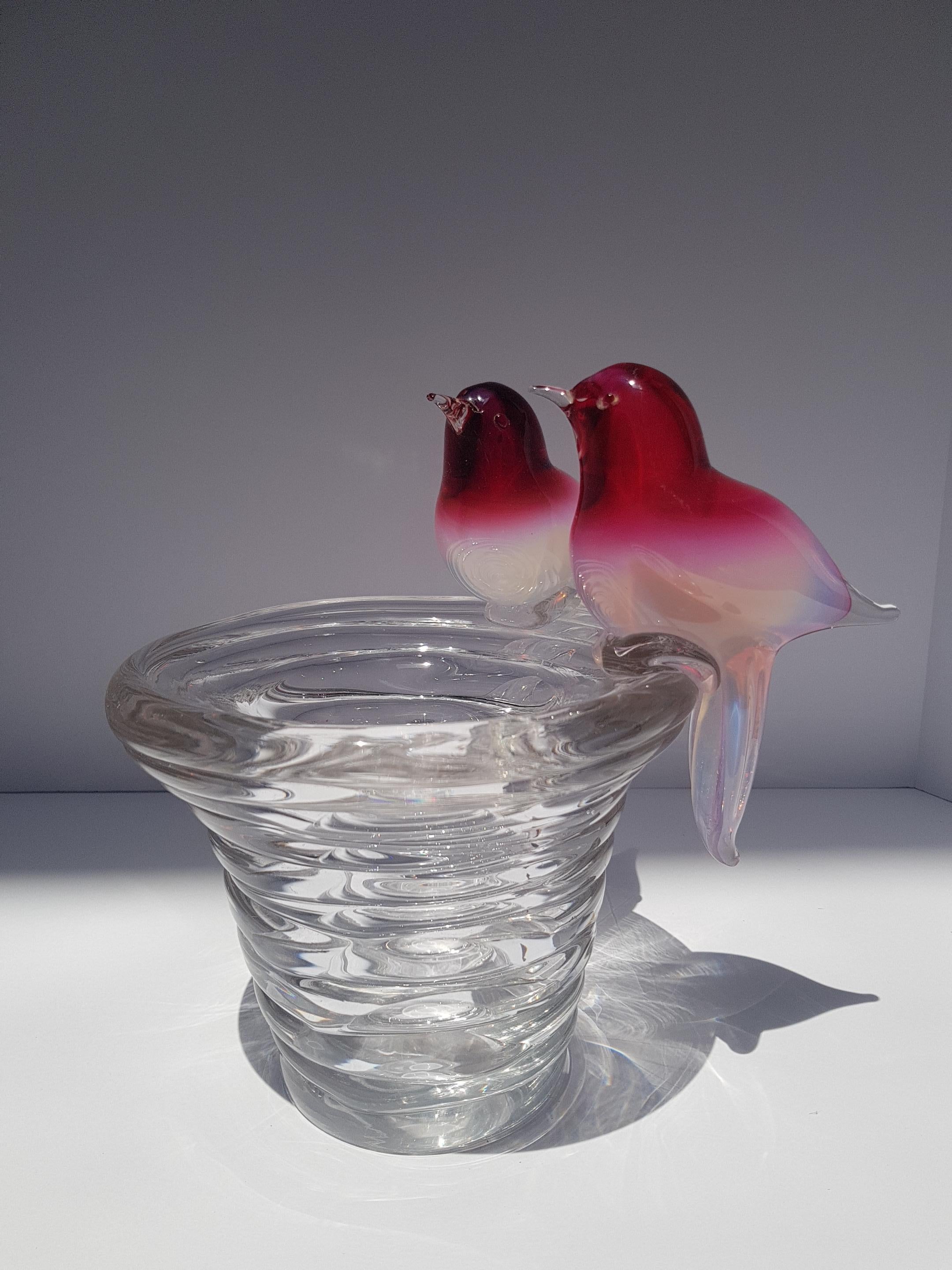 Fantastique et magnifique vase ou sculpture en verre d'art en forme de nid d'oiseau avec deux oiseaux en verre opalin albâtre de couleur rose perchés sur un nid cristallin. Fabriqué à la main par les artisans italiens de l'île vénitienne de Murano,