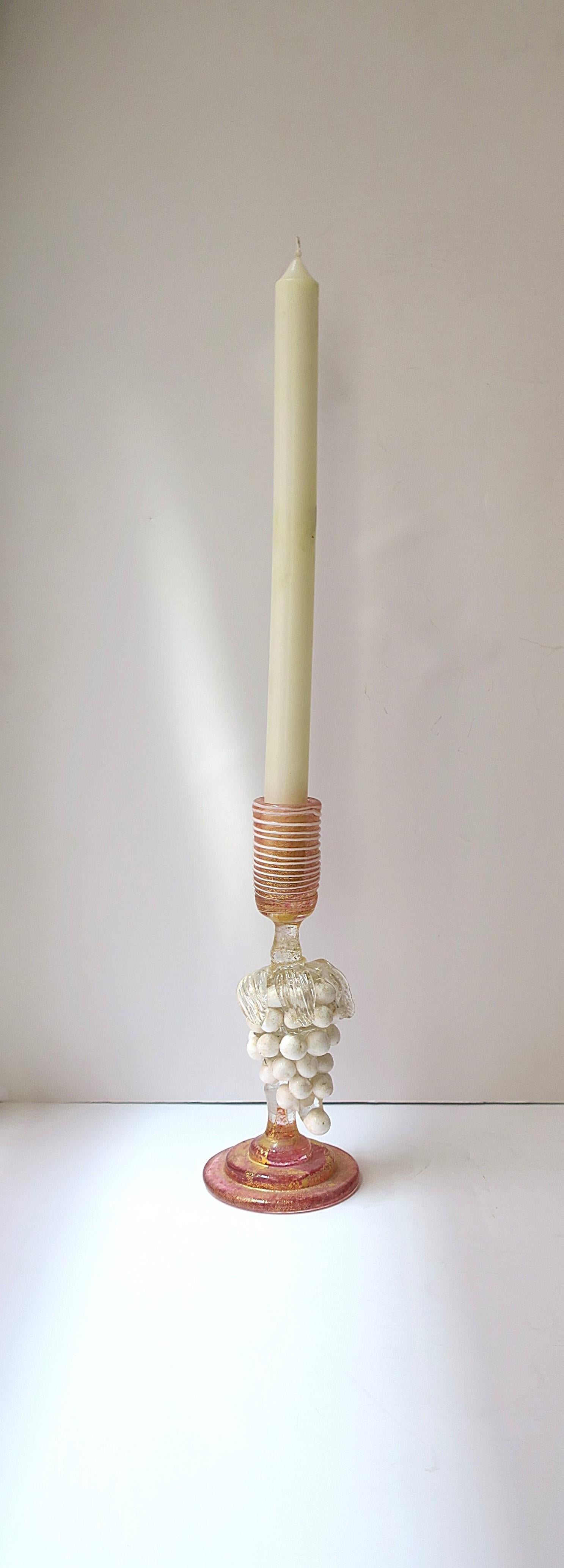 Un bellissimo portacandele italiano in vetro artistico di Murano con disegno di uva e foglie, attribuito al produttore Barovier&Toso, circa 20° secolo, Italia. Il pezzo è realizzato a mano. Le tonalità del vetro artistico di Murano includono rosa