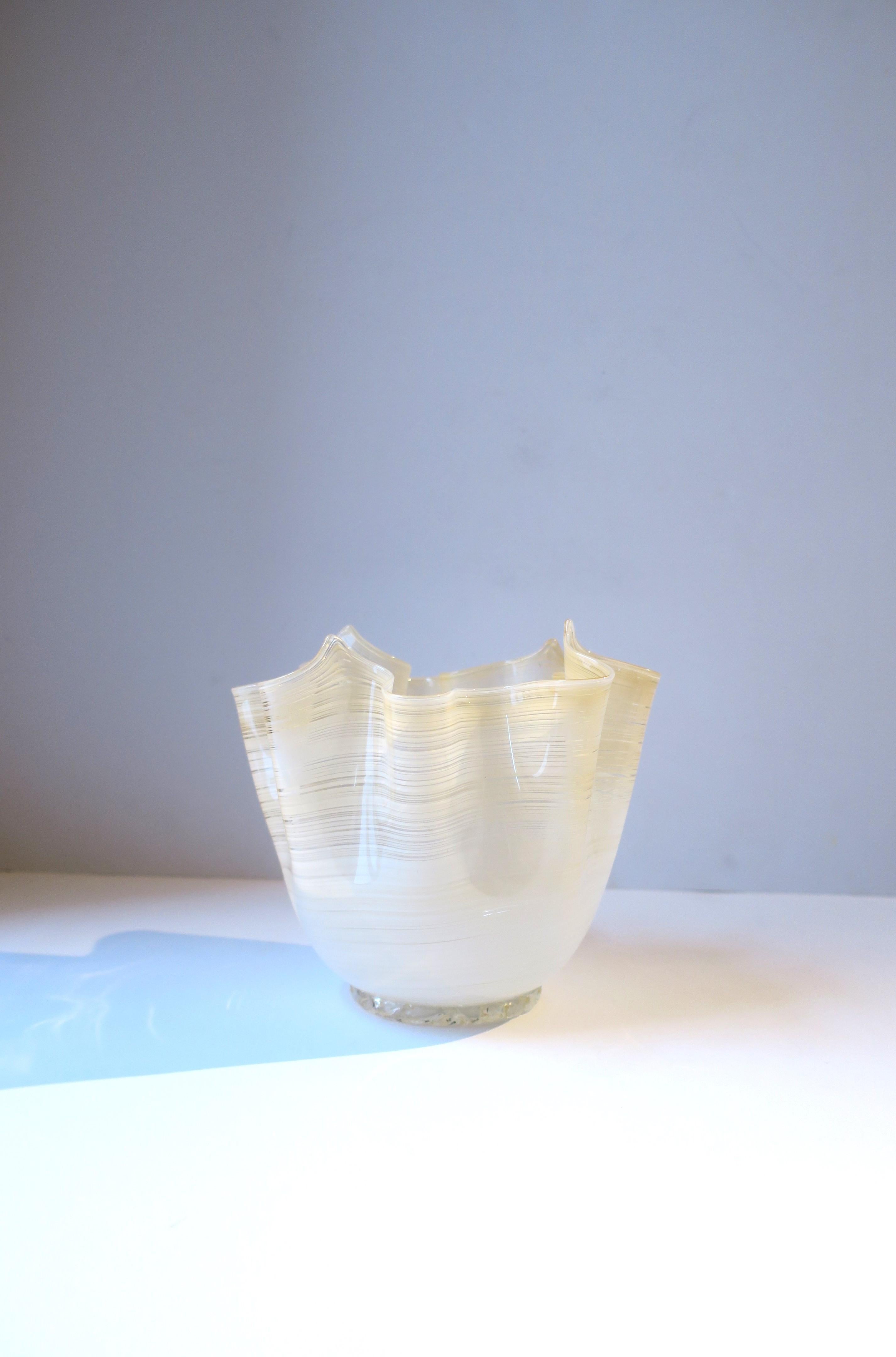 Italienische venezianische Murano-Kunstglas-Taschentuchvase aus Muranoglas nach Venini im Zustand „Hervorragend“ im Angebot in New York, NY
