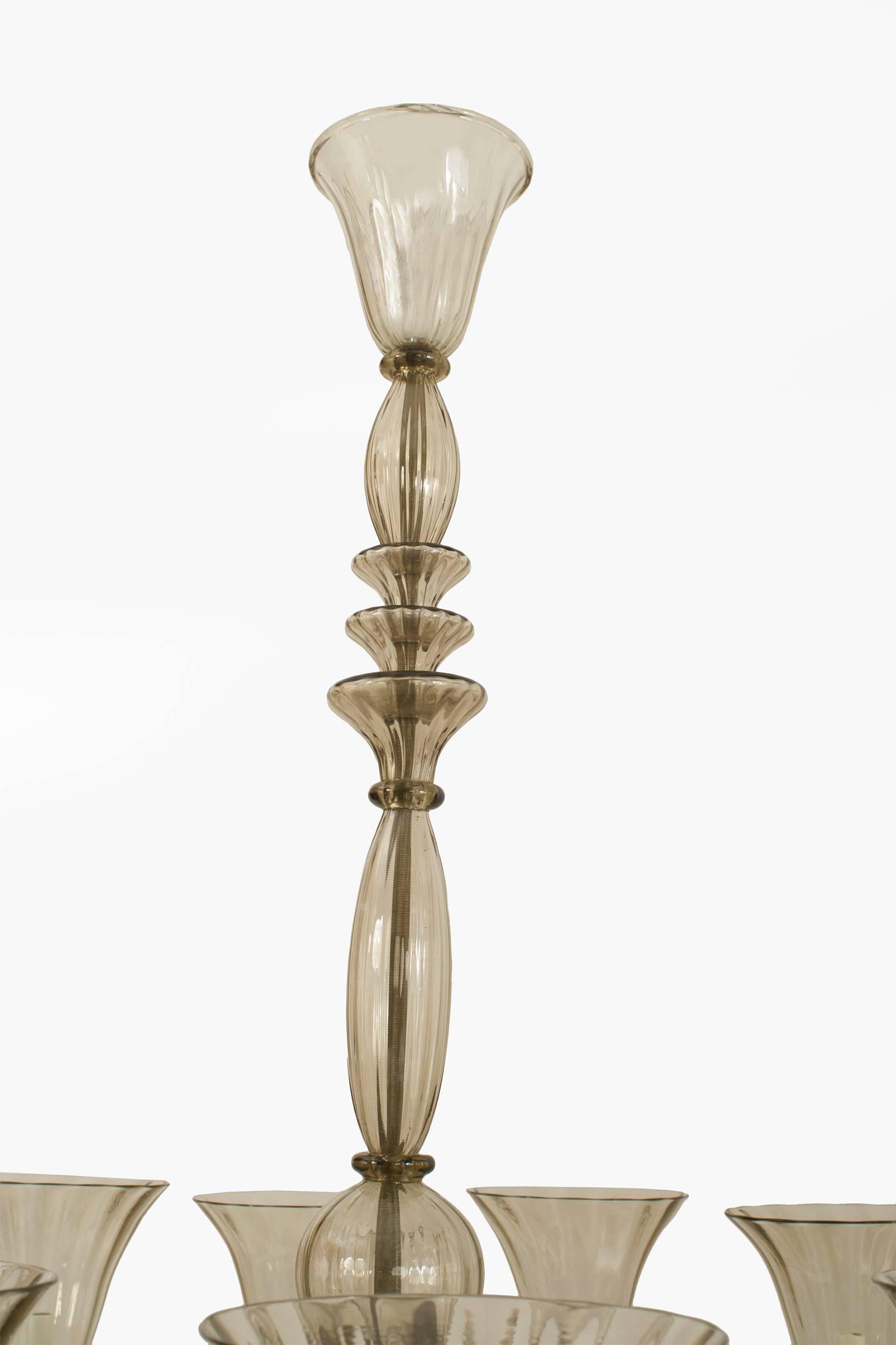Italienischer, venezianischer Murano-Kronleuchter (um 1940) aus mundgeblasenem, getöntem, geriffeltem Glas mit 12 Armen, der ausgestellte Lampenschirme und einen gestaffelten Mittelpfosten und einen abschließenden Boden trägt (von SEGUSO)
