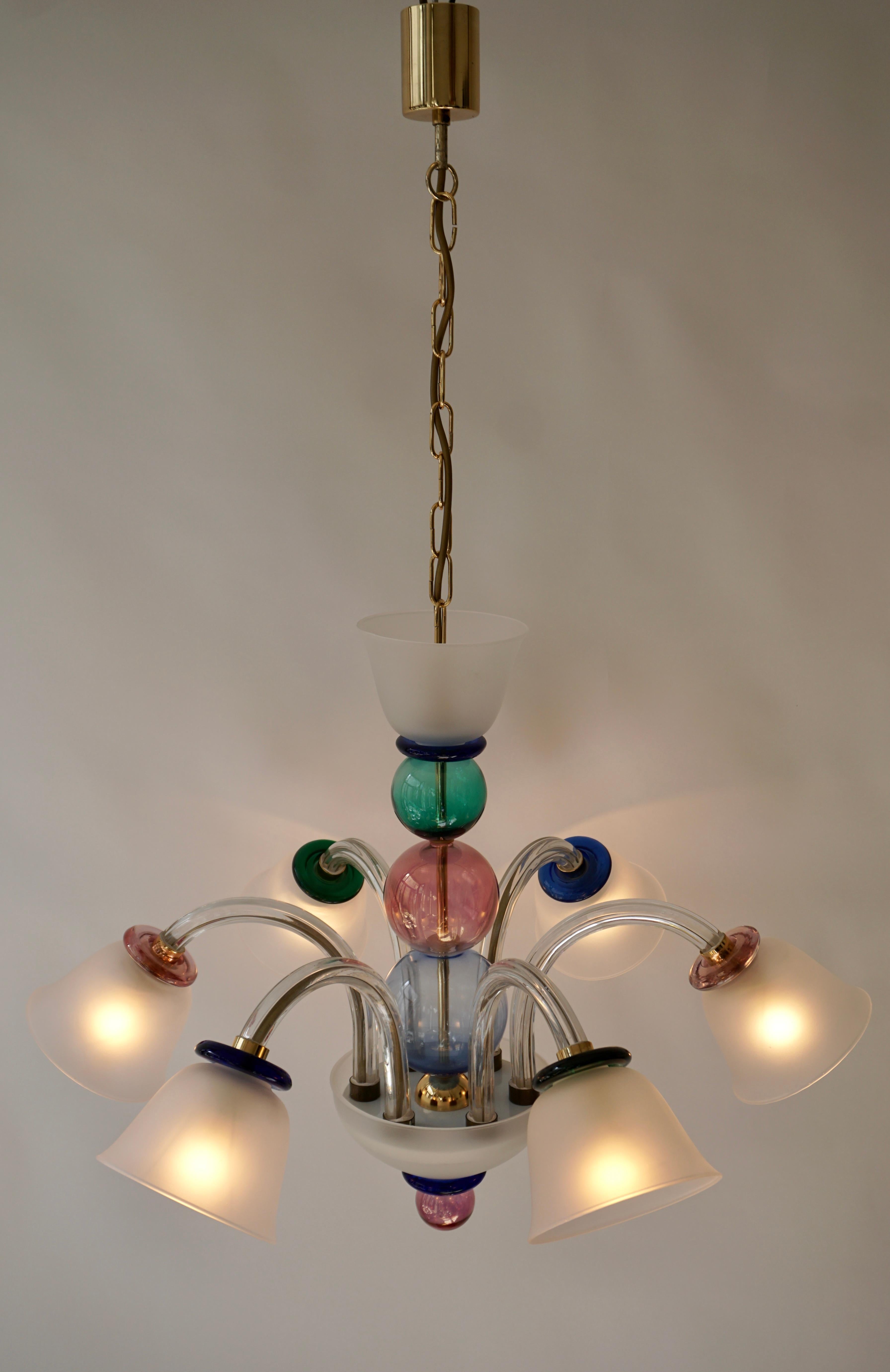 Italienischer venezianischer Murano-Kronleuchter (1970er) aus grünem, rosa und blauem Glas mit 6 Armen.

Die Leuchte benötigt sechs einzelne E14-Schraubglühbirnen (max. 60Watt), die mit LEDs kompatibel sind.

Maße: Durchmesser 71 cm.
Höhe