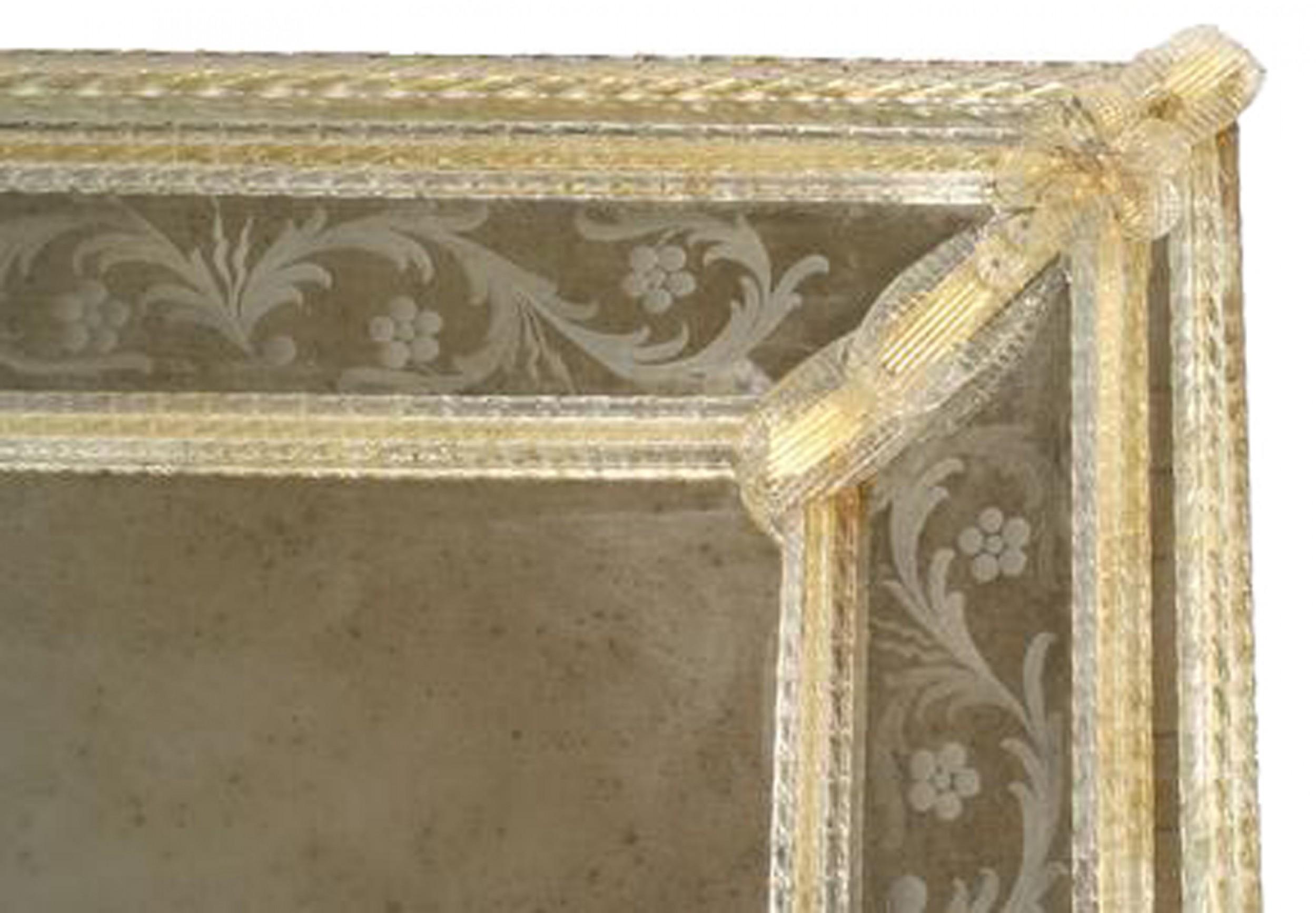 Espejo de pared veneciano italiano de Murano con borde grabado de diseño floral y volutas, hojas aplicadas de cristal dorado y moldura de huso.