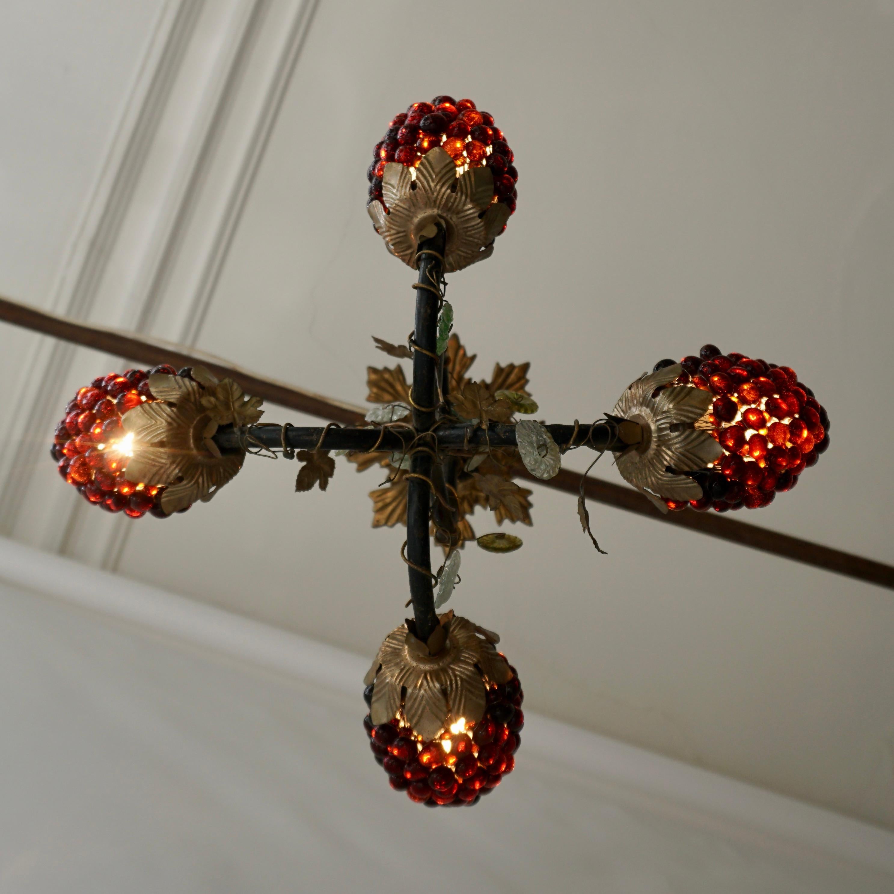 XX secolo Lampadario italiano in vetro veneziano di Murano a forma di uva e fiori in vendita