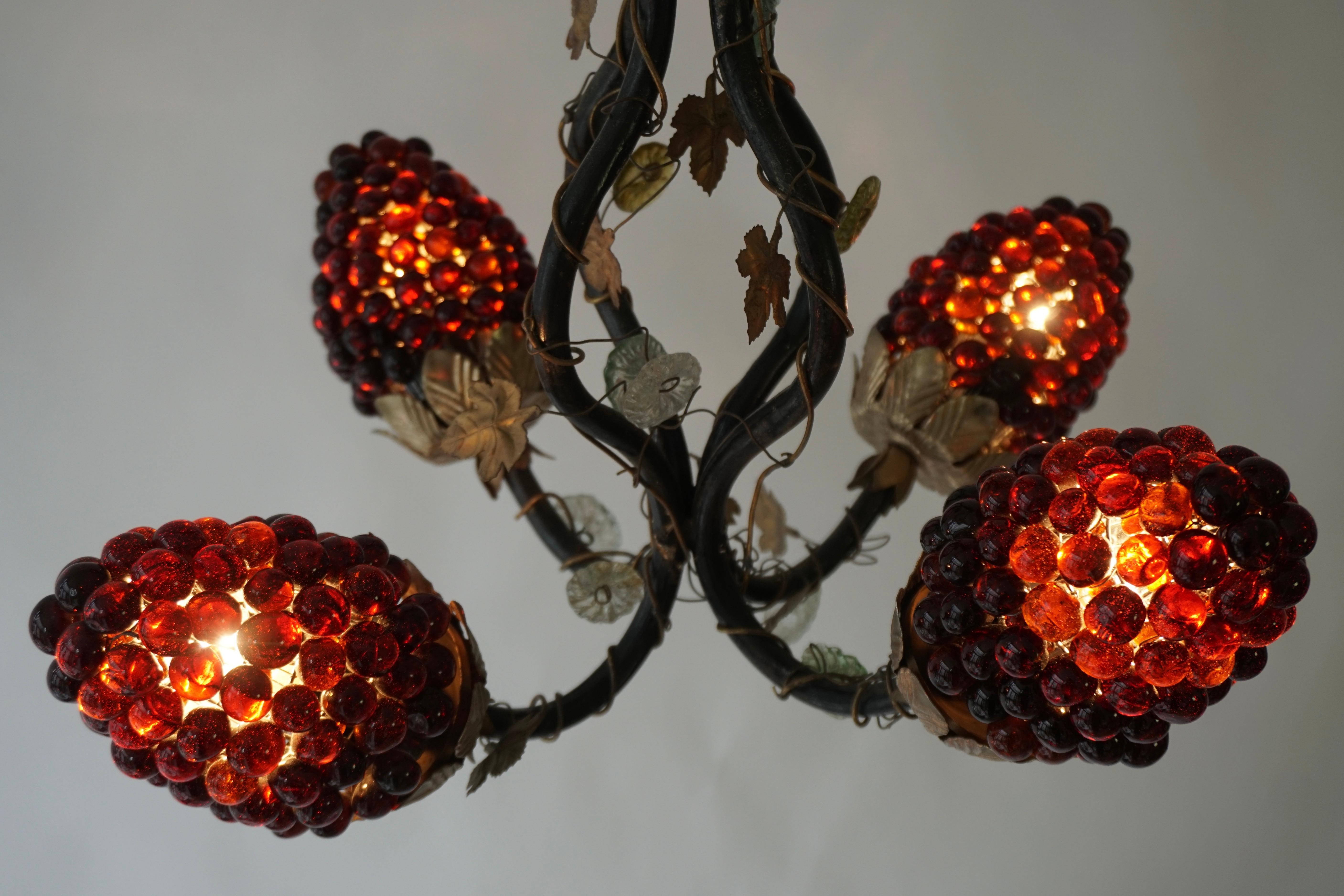 Metallo Lampadario italiano in vetro veneziano di Murano a forma di uva e fiori in vendita