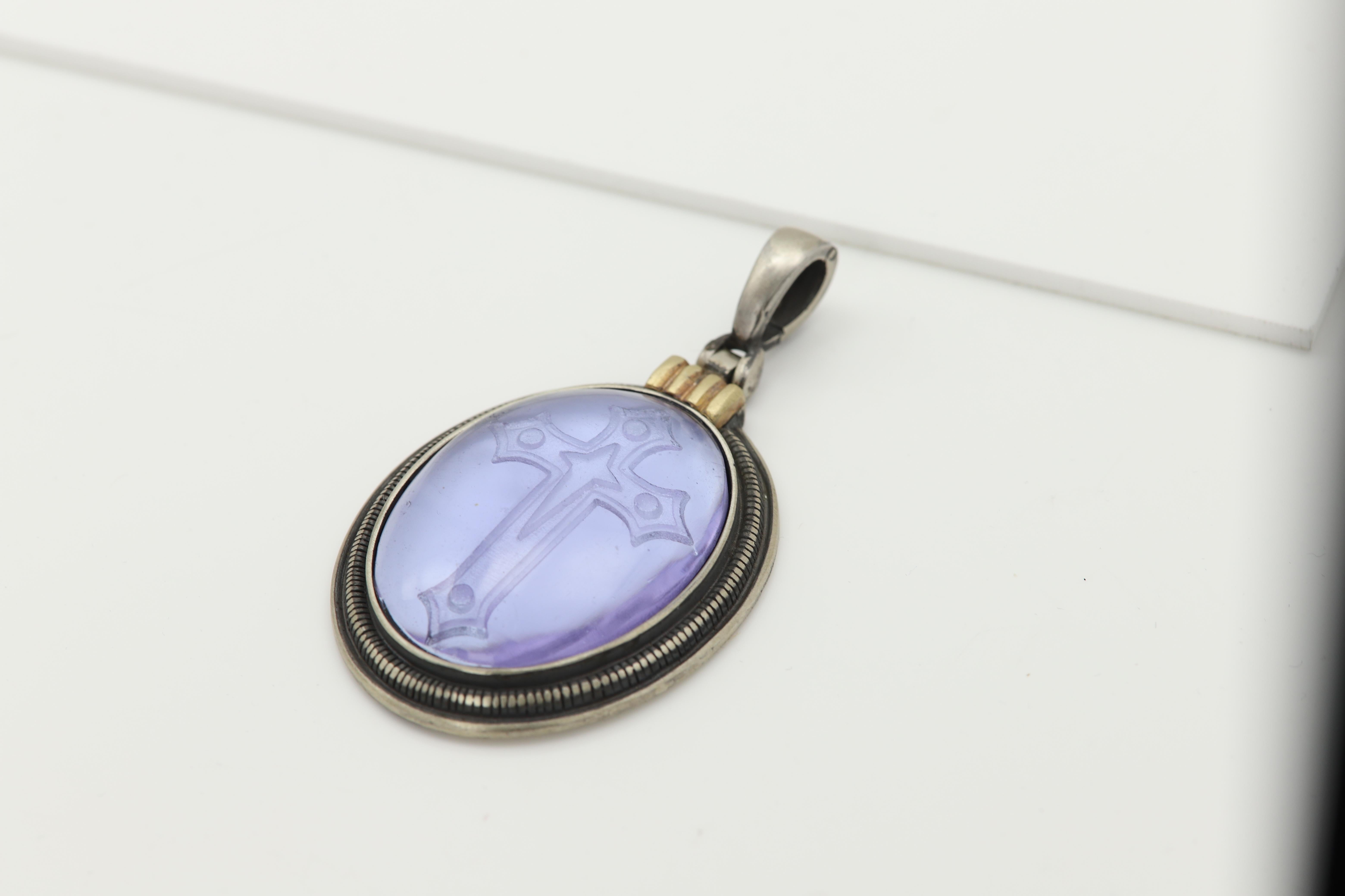 Croix pendante en verre de Murano violet vénitien de style antique / gothique
Image gravée d'une croix crucifiée - style associé à la mythologie grecque de la foi
Argent 925, 32 grammes
Possède une partie en or jaune 18K véritable
Taille du