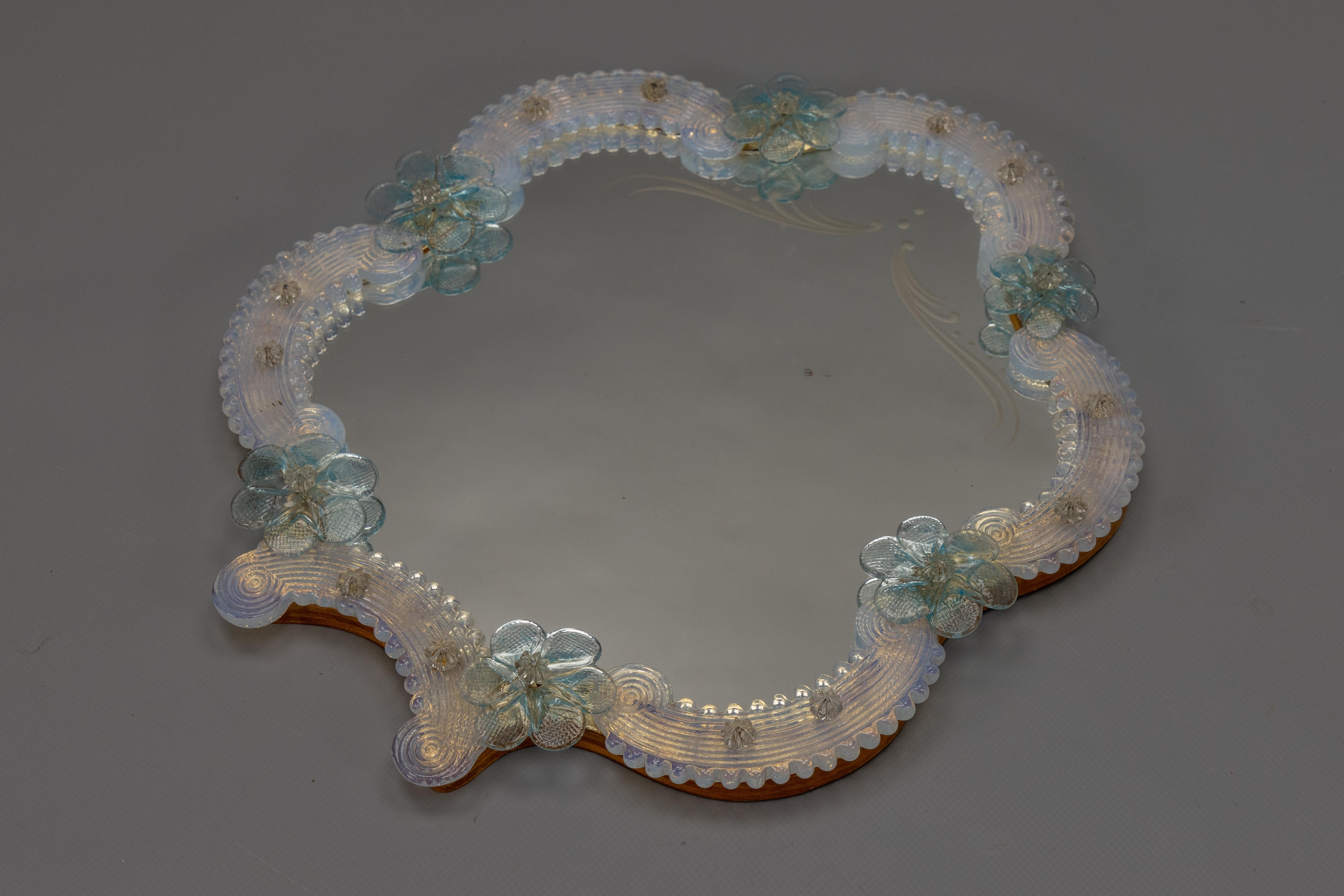 Espejo de pared italiano veneciano de Murano, azul claro y cristal opalescente, años 50 en venta 3