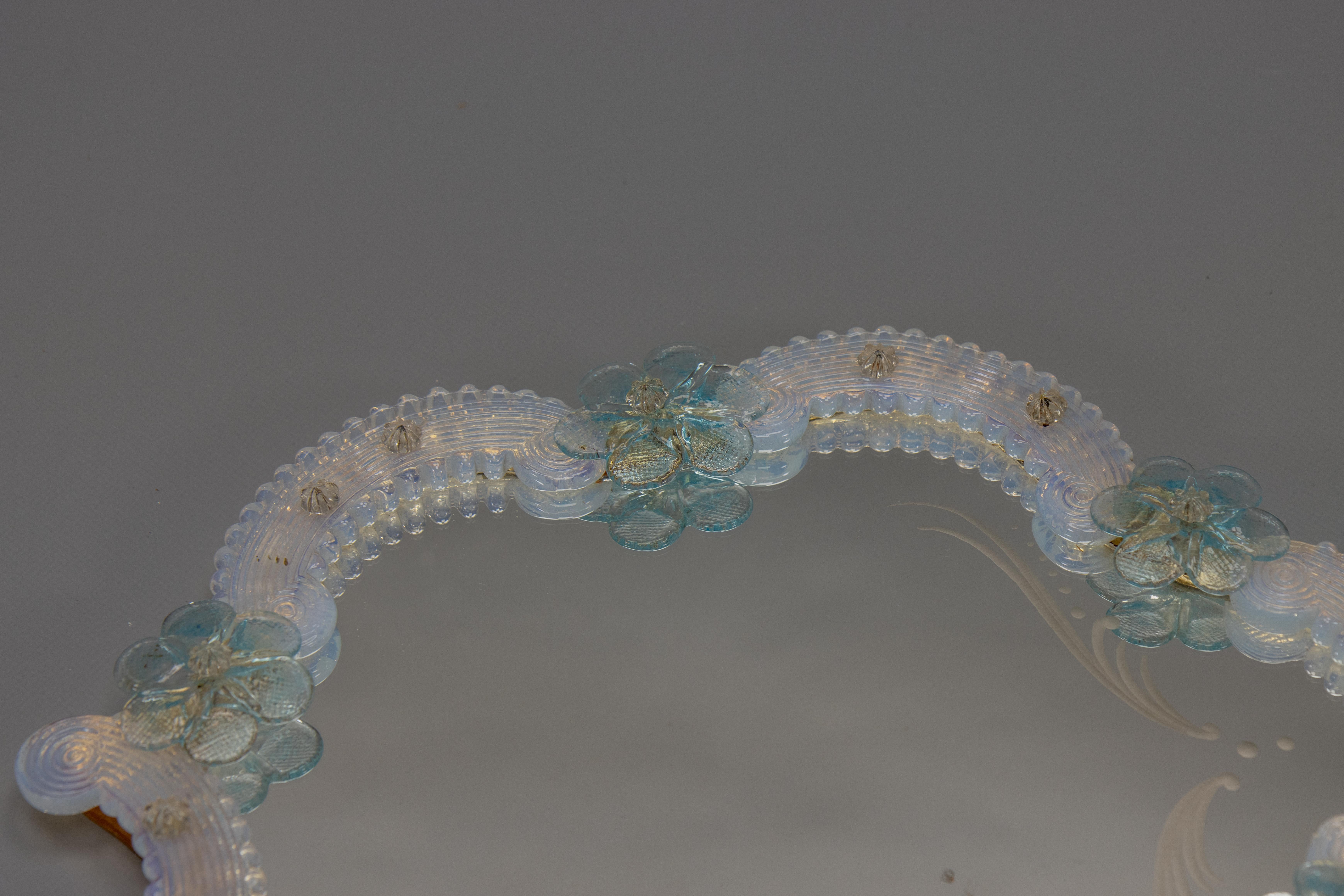 Espejo de pared italiano veneciano de Murano, azul claro y cristal opalescente, años 50 en venta 4