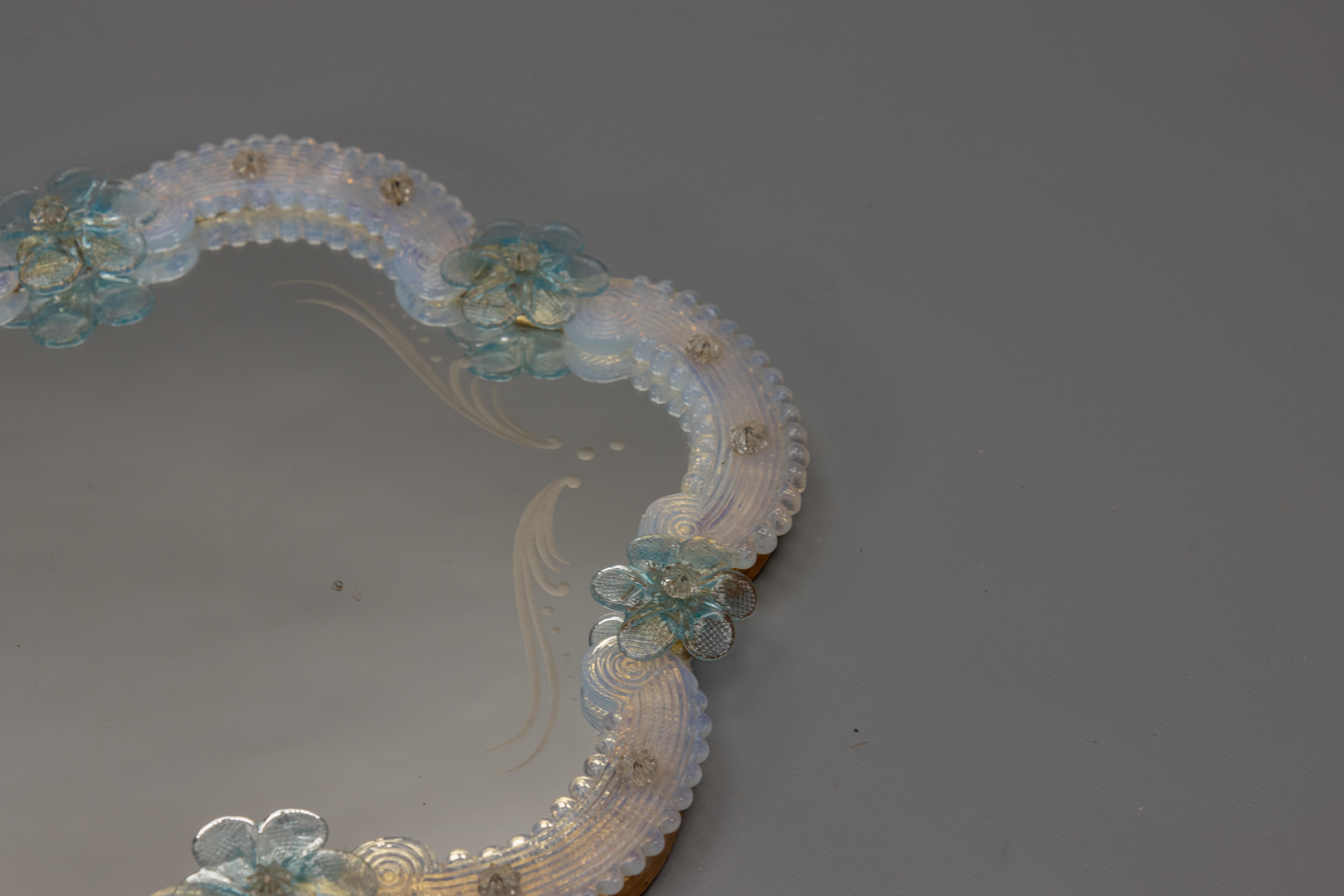 Espejo de pared italiano veneciano de Murano, azul claro y cristal opalescente, años 50 en venta 5