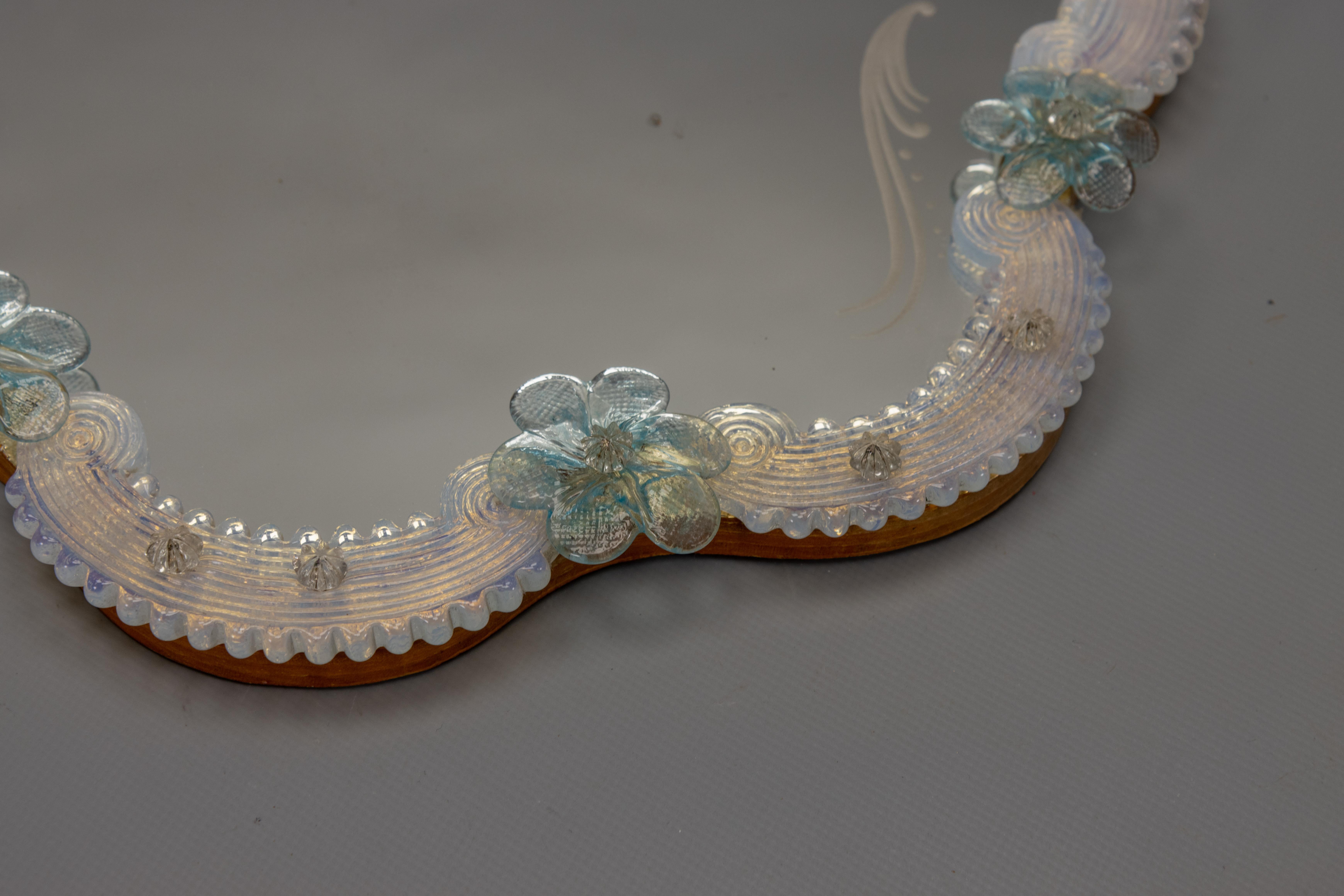 Espejo de pared italiano veneciano de Murano, azul claro y cristal opalescente, años 50 en venta 6