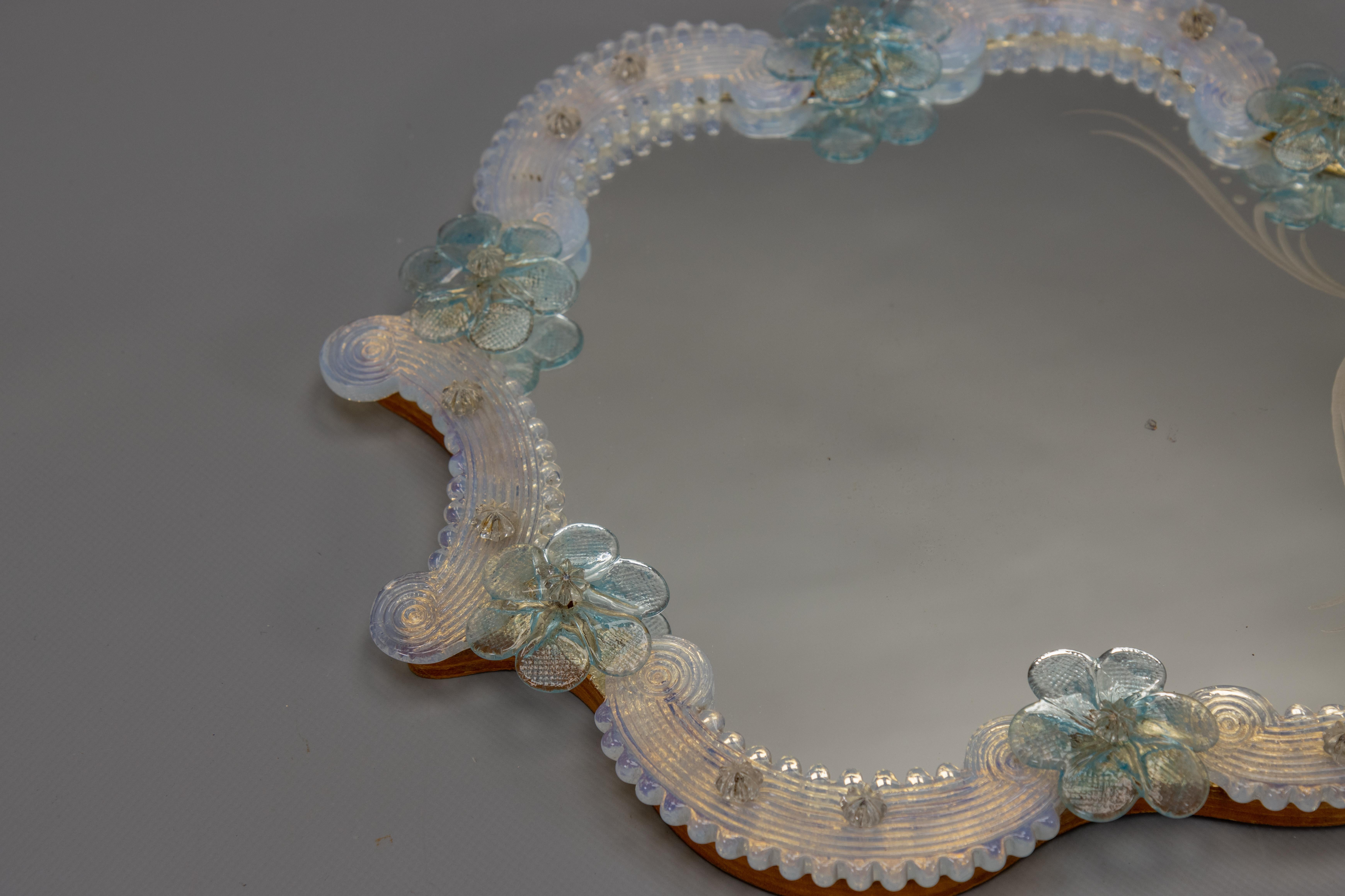 Espejo de pared italiano veneciano de Murano, azul claro y cristal opalescente, años 50 en venta 7