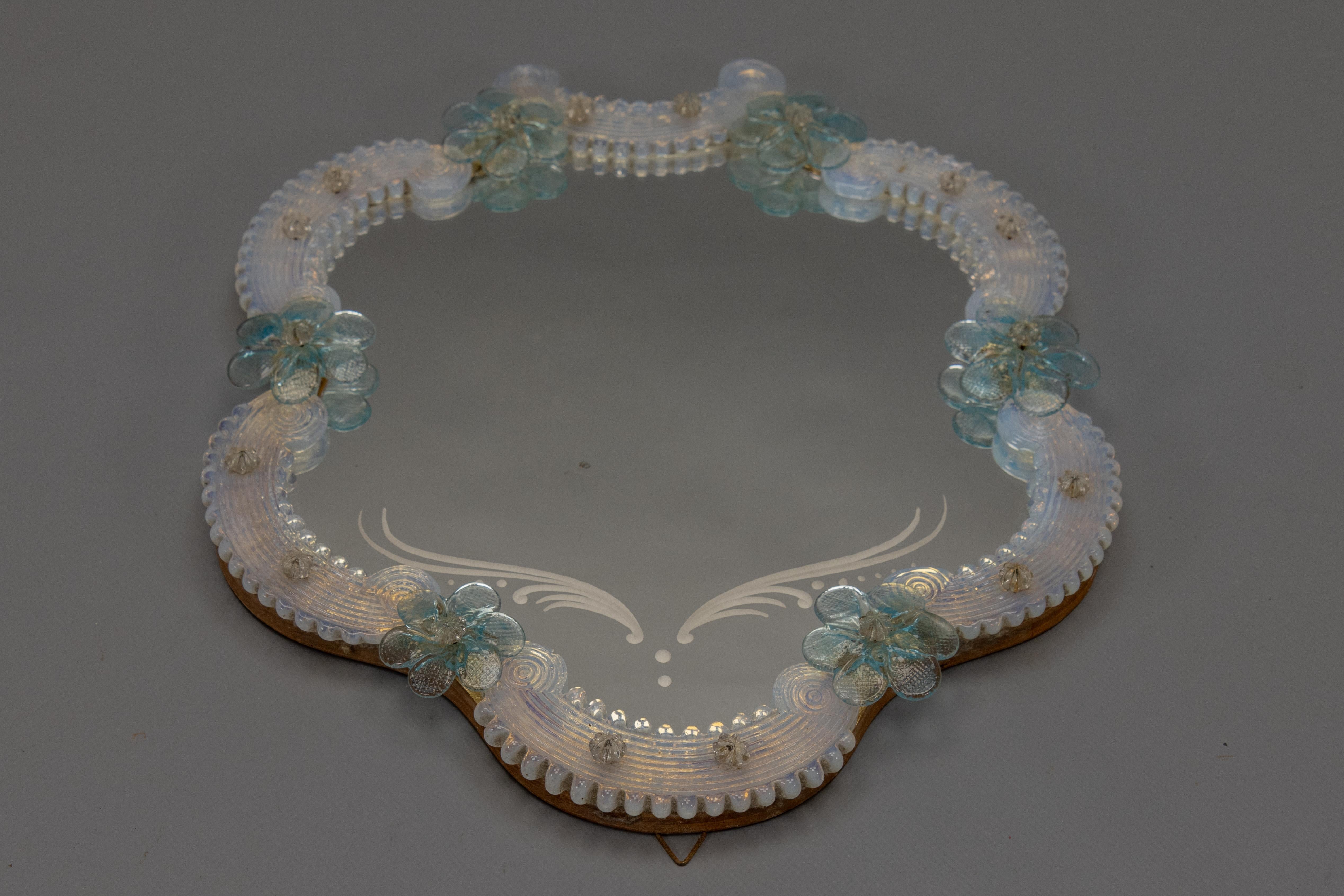 Espejo de pared italiano veneciano de Murano, azul claro y cristal opalescente, años 50 en venta 8
