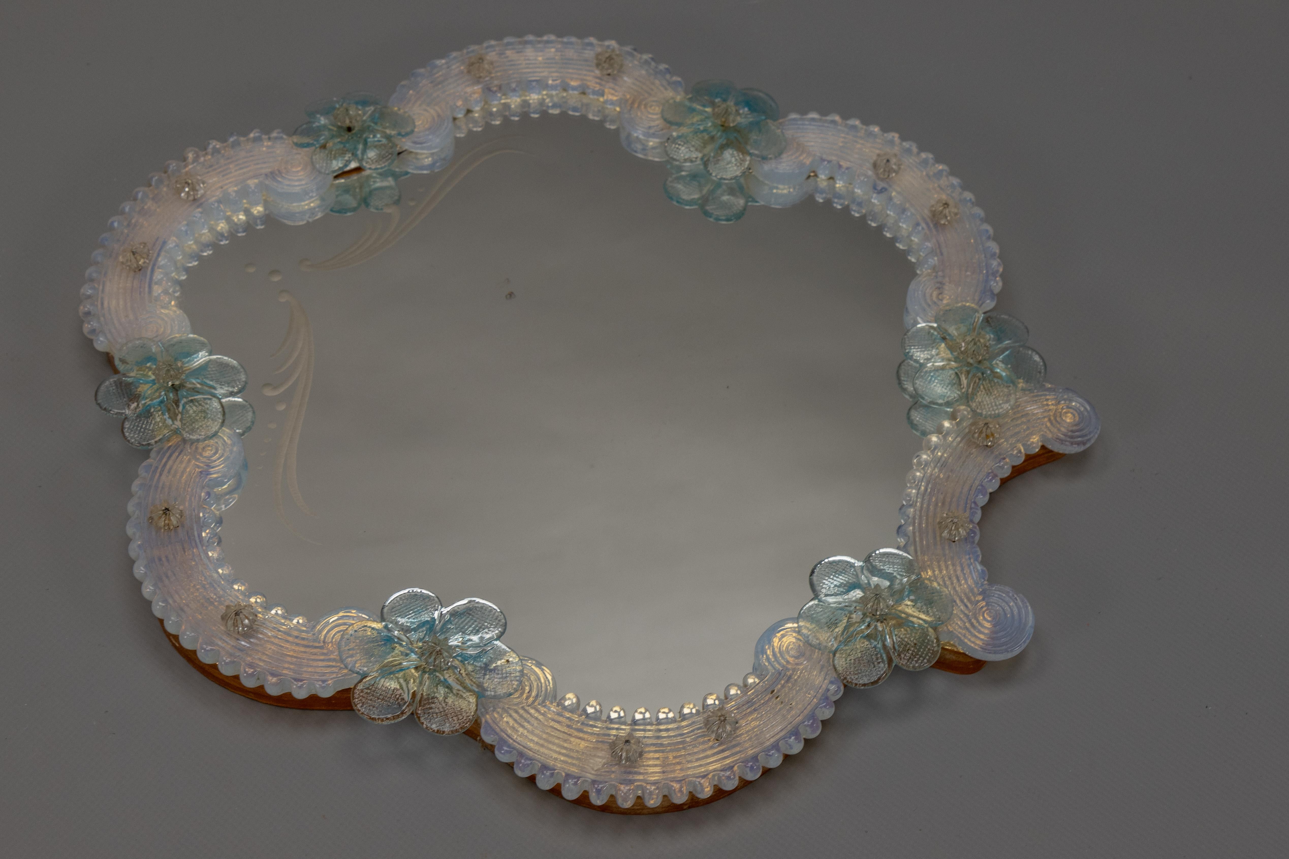 Espejo de pared italiano veneciano de Murano, azul claro y cristal opalescente, años 50 en venta 9