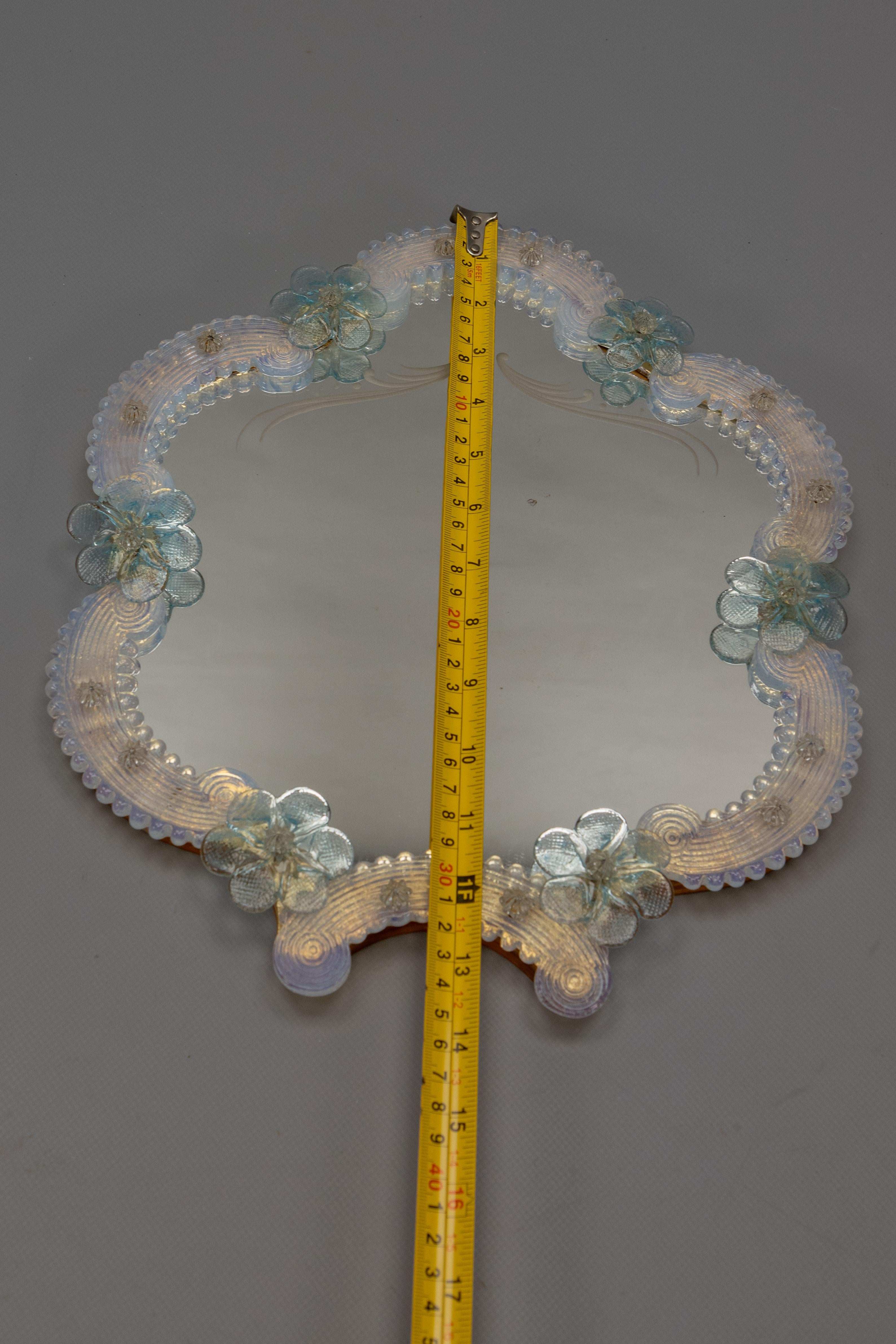 Espejo de pared italiano veneciano de Murano, azul claro y cristal opalescente, años 50 en venta 12