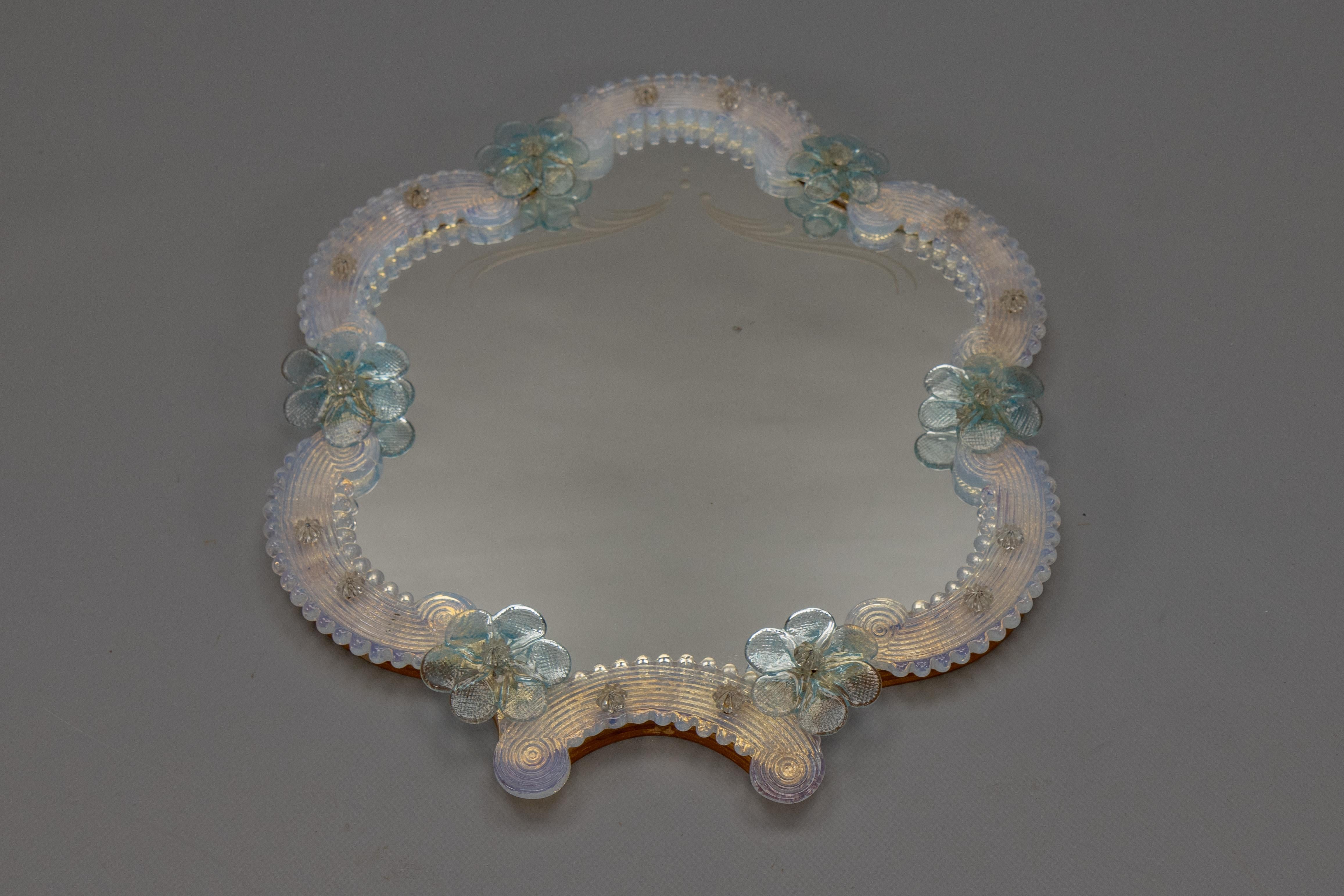 Espejo de pared italiano veneciano de Murano, azul claro y cristal opalescente, años 50 Italiano en venta